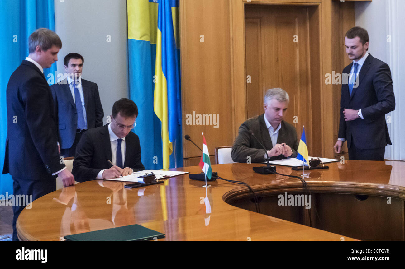 19. Dezember 2014 - unterschreiben Minister für Bildung und Wissenschaft der Ukraine Sergei Kvit und ausländischen Wirtschaftsminister und auswärtige Angelegenheiten von Ungarn Peter Siyyarto ein Protokoll--19. Dezember, Minister für auswärtige Angelegenheiten der Ukraine Pavlo Klimkin traf sich mit ausländischen Wirtschaftsminister und auswärtige Angelegenheiten von Ungarn Peter Siyyarto, der bei einem Besuch in der Ukraine ist. Der ungarische Seite bekräftigte seine Unterstützung für die Souveränität und territoriale Integrität der Ukraine ist bereit, volle Unterstützung für die Umsetzung der Strukturreformen in der Ukraine, insbesondere im Bereich der öffentlichen Verwaltung und decentralizati Stockfoto