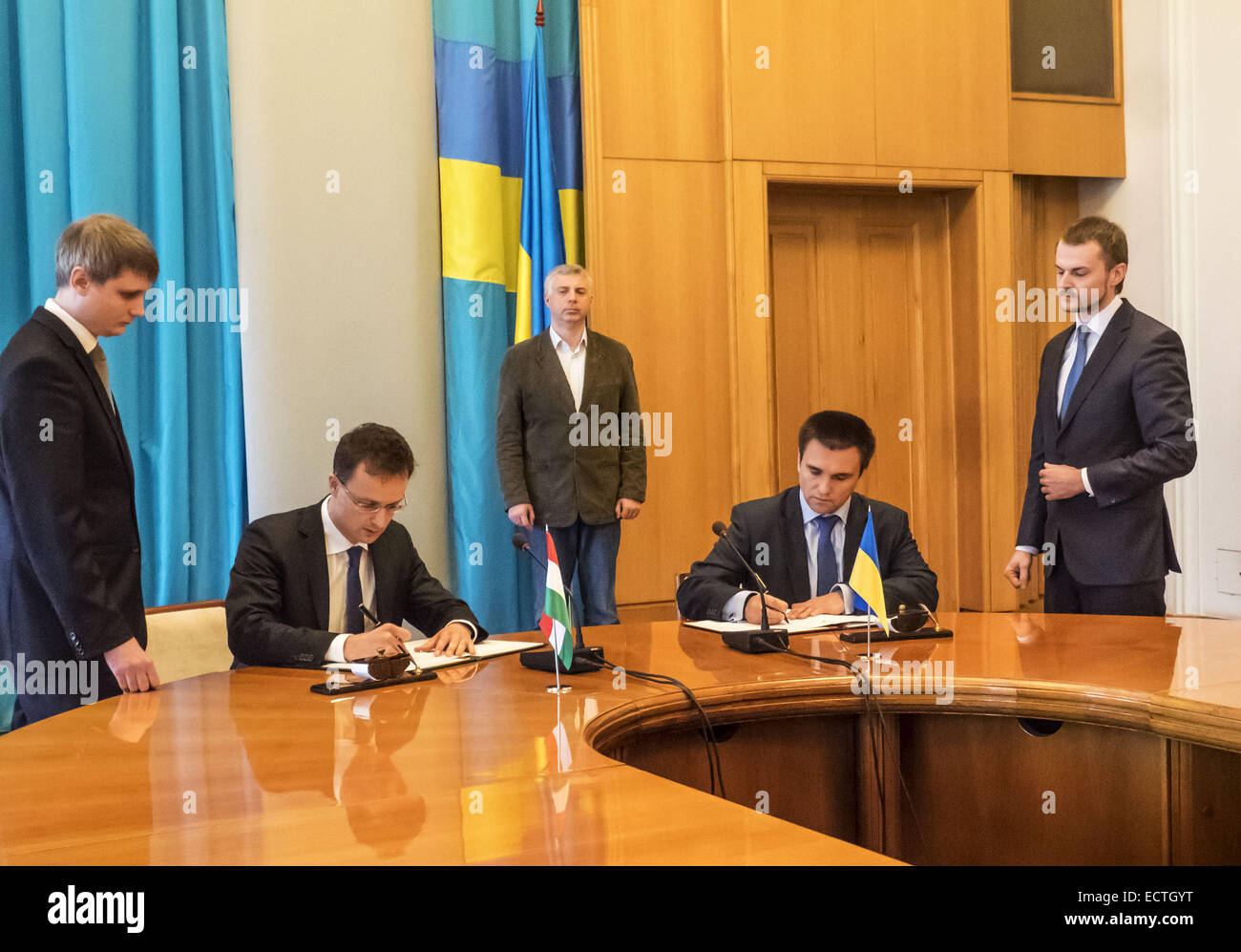 19. Dezember 2014 - unterschreiben Minister von Ukraine Pavlo Klimkin und ausländischen Wirtschaftsminister und auswärtige Angelegenheiten von Ungarn Peter Siyyarto ein Protokoll--19. Dezember, Minister für auswärtige Angelegenheiten der Ukraine Pavlo Klimkin traf sich mit ausländischen Wirtschaftsminister und auswärtige Angelegenheiten von Ungarn Peter Siyyarto, der bei einem Besuch in der Ukraine ist. Der ungarische Seite bekräftigte seine Unterstützung für die Souveränität und territoriale Integrität der Ukraine ist bereit, volle Unterstützung für die Umsetzung der Strukturreformen in der Ukraine, insbesondere im Bereich der öffentlichen Verwaltung und Dezentralisierung von Macht zu gewähren. (Kredit Im Stockfoto