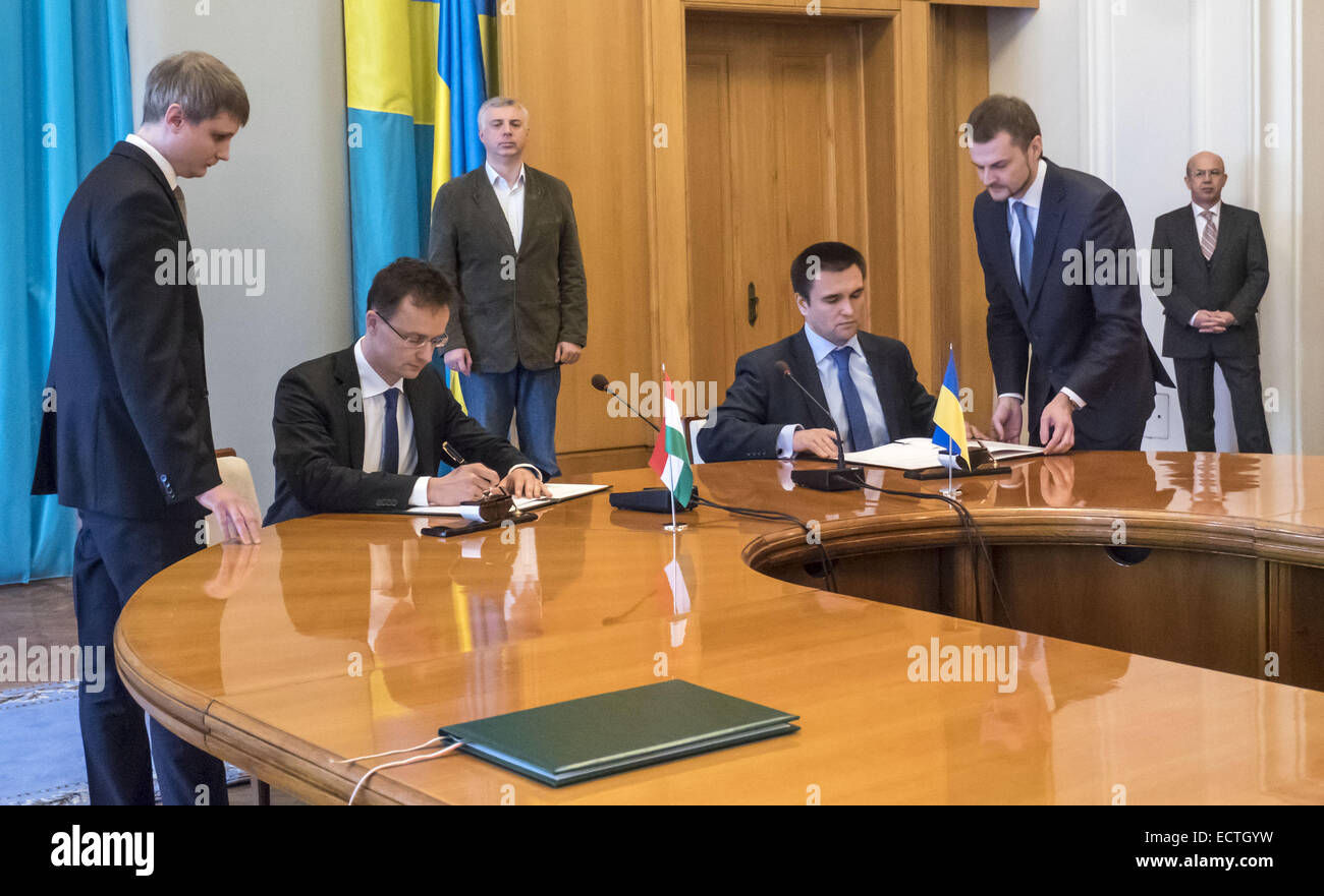 19. Dezember 2014 - unterschreiben Minister von Ukraine Pavlo Klimkin und ausländischen Wirtschaftsminister und auswärtige Angelegenheiten von Ungarn Peter Siyyarto ein Protokoll--19. Dezember, Minister für auswärtige Angelegenheiten der Ukraine Pavlo Klimkin traf sich mit ausländischen Wirtschaftsminister und auswärtige Angelegenheiten von Ungarn Peter Siyyarto, der bei einem Besuch in der Ukraine ist. Der ungarische Seite bekräftigte seine Unterstützung für die Souveränität und territoriale Integrität der Ukraine ist bereit, volle Unterstützung für die Umsetzung der Strukturreformen in der Ukraine, insbesondere im Bereich der öffentlichen Verwaltung und Dezentralisierung von Macht zu gewähren. (Kredit Im Stockfoto