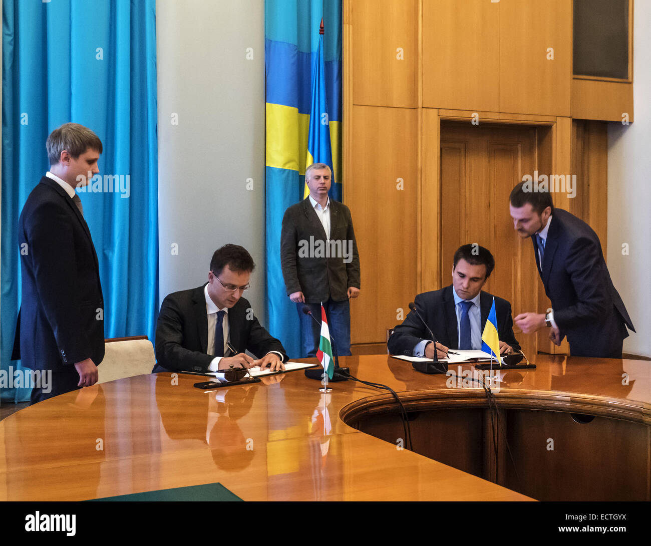 19. Dezember 2014 - unterschreiben Minister von Ukraine Pavlo Klimkin und ausländischen Wirtschaftsminister und auswärtige Angelegenheiten von Ungarn Peter Siyyarto ein Protokoll--19. Dezember, Minister für auswärtige Angelegenheiten der Ukraine Pavlo Klimkin traf sich mit ausländischen Wirtschaftsminister und auswärtige Angelegenheiten von Ungarn Peter Siyyarto, der bei einem Besuch in der Ukraine ist. Der ungarische Seite bekräftigte seine Unterstützung für die Souveränität und territoriale Integrität der Ukraine ist bereit, volle Unterstützung für die Umsetzung der Strukturreformen in der Ukraine, insbesondere im Bereich der öffentlichen Verwaltung und Dezentralisierung von Macht zu gewähren. (Kredit Im Stockfoto