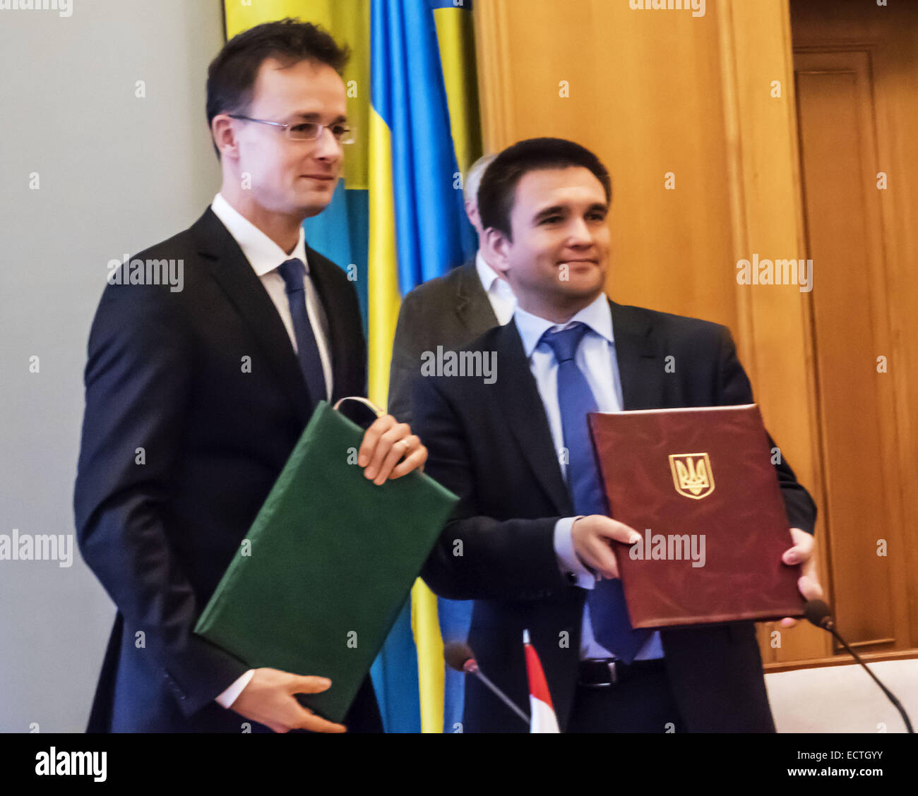 19. Dezember 2014 - Minister für auswärtige Angelegenheiten der Ukraine Pavlo Klimkin und ausländischen Wirtschaftsminister und auswärtige Angelegenheiten von Ungarn Peter Siyyarto--19. Dezember, Minister für auswärtige Angelegenheiten der Ukraine Pavlo Klimkin traf sich mit ausländischen Wirtschaftsminister und auswärtige Angelegenheiten von Ungarn Peter Siyyarto ist, wer bei einem Besuch in der Ukraine. Der ungarische Seite bekräftigte seine Unterstützung für die Souveränität und territoriale Integrität der Ukraine ist bereit, volle Unterstützung für die Umsetzung der Strukturreformen in der Ukraine, insbesondere im Bereich der öffentlichen Verwaltung und Dezentralisierung von Macht zu gewähren. (Kredit-Bild: © Ich Stockfoto