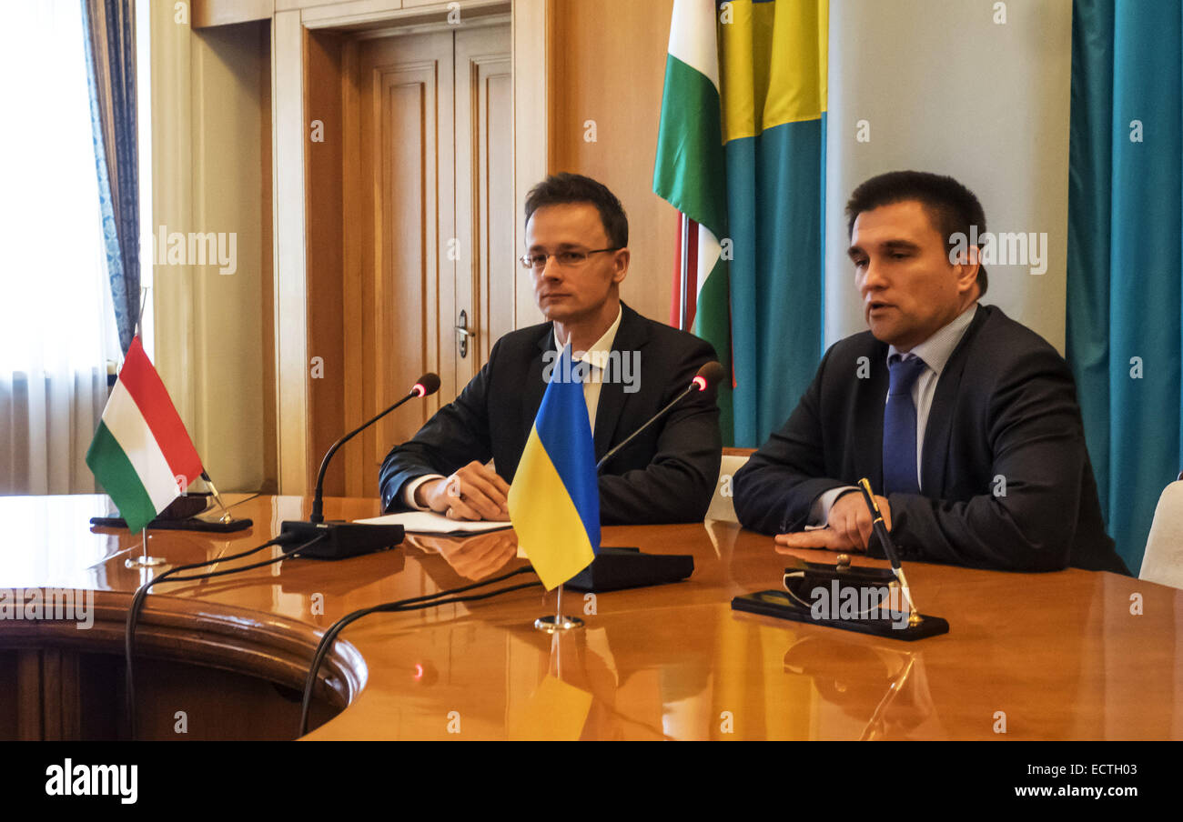 19. Dezember 2014 - Minister für auswärtige Angelegenheiten der Ukraine Pavlo Klimkin und ausländischen Wirtschaftsminister und auswärtige Angelegenheiten von Ungarn Peter Siyyarto--19. Dezember, Minister für auswärtige Angelegenheiten der Ukraine Pavlo Klimkin traf sich mit ausländischen Wirtschaftsminister und auswärtige Angelegenheiten von Ungarn Peter Siyyarto ist, wer bei einem Besuch in der Ukraine. Der ungarische Seite bekräftigte seine Unterstützung für die Souveränität und territoriale Integrität der Ukraine ist bereit, volle Unterstützung für die Umsetzung der Strukturreformen in der Ukraine, insbesondere im Bereich der öffentlichen Verwaltung und Dezentralisierung von Macht zu gewähren. (Kredit-Bild: © Ich Stockfoto