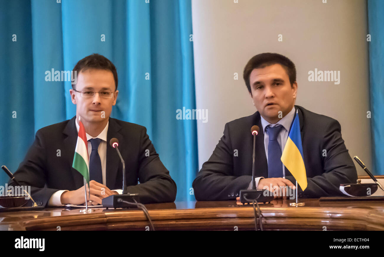 19. Dezember 2014 - Minister für auswärtige Angelegenheiten der Ukraine Pavlo Klimkin und ausländischen Wirtschaftsminister und auswärtige Angelegenheiten von Ungarn Peter Siyyarto--19. Dezember, Minister für auswärtige Angelegenheiten der Ukraine Pavlo Klimkin traf sich mit ausländischen Wirtschaftsminister und auswärtige Angelegenheiten von Ungarn Peter Siyyarto ist, wer bei einem Besuch in der Ukraine. Der ungarische Seite bekräftigte seine Unterstützung für die Souveränität und territoriale Integrität der Ukraine ist bereit, volle Unterstützung für die Umsetzung der Strukturreformen in der Ukraine, insbesondere im Bereich der öffentlichen Verwaltung und Dezentralisierung von Macht zu gewähren. (Kredit-Bild: © Ich Stockfoto