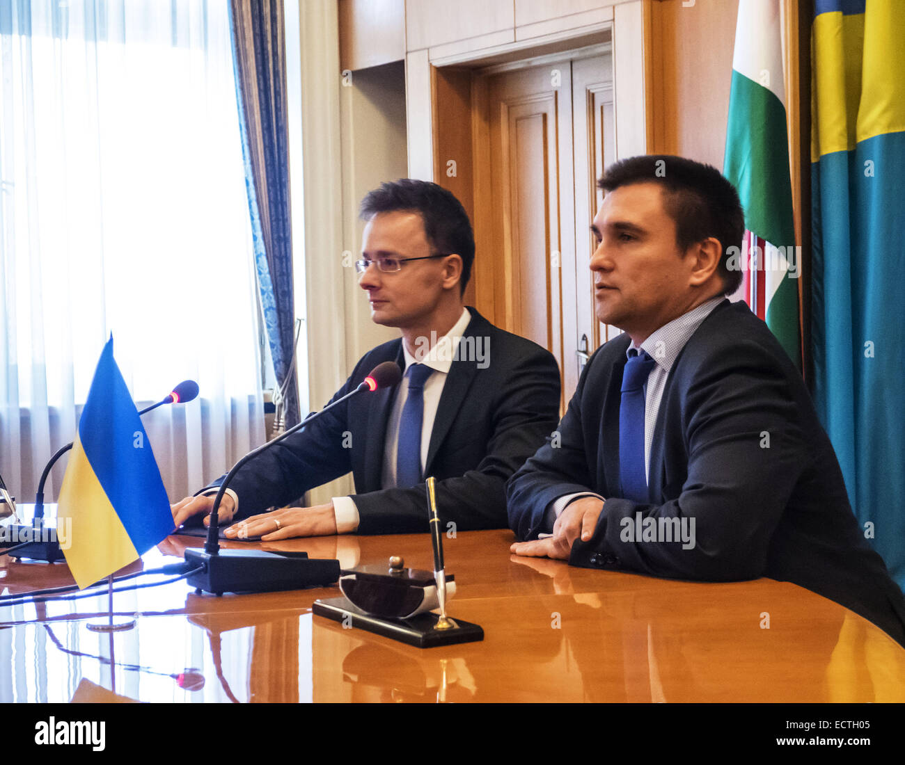 19. Dezember 2014 - Minister für auswärtige Angelegenheiten der Ukraine Pavlo Klimkin und ausländischen Wirtschaftsminister und auswärtige Angelegenheiten von Ungarn Peter Siyyarto--19. Dezember, Minister für auswärtige Angelegenheiten der Ukraine Pavlo Klimkin traf sich mit ausländischen Wirtschaftsminister und auswärtige Angelegenheiten von Ungarn Peter Siyyarto ist, wer bei einem Besuch in der Ukraine. Der ungarische Seite bekräftigte seine Unterstützung für die Souveränität und territoriale Integrität der Ukraine ist bereit, volle Unterstützung für die Umsetzung der Strukturreformen in der Ukraine, insbesondere im Bereich der öffentlichen Verwaltung und Dezentralisierung von Macht zu gewähren. (Kredit-Bild: © Ich Stockfoto