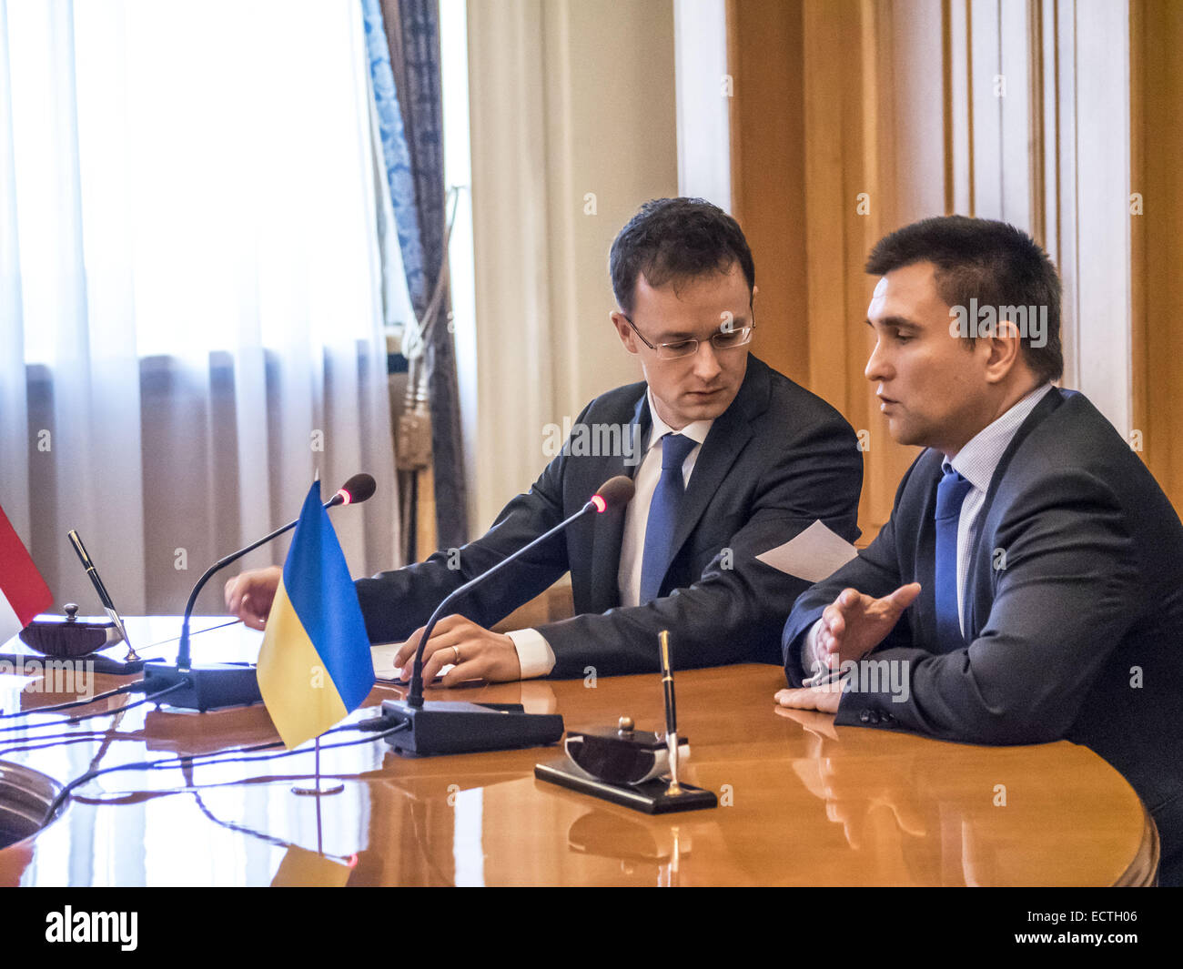19. Dezember 2014 - Minister für auswärtige Angelegenheiten der Ukraine Pavlo Klimkin und ausländischen Wirtschaftsminister und auswärtige Angelegenheiten von Ungarn Peter Siyyarto--19. Dezember, Minister für auswärtige Angelegenheiten der Ukraine Pavlo Klimkin traf sich mit ausländischen Wirtschaftsminister und auswärtige Angelegenheiten von Ungarn Peter Siyyarto ist, wer bei einem Besuch in der Ukraine. Der ungarische Seite bekräftigte seine Unterstützung für die Souveränität und territoriale Integrität der Ukraine ist bereit, volle Unterstützung für die Umsetzung der Strukturreformen in der Ukraine, insbesondere im Bereich der öffentlichen Verwaltung und Dezentralisierung von Macht zu gewähren. (Kredit-Bild: © Ich Stockfoto