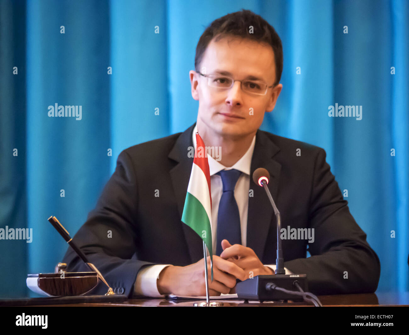 19. Dezember 2014 - Minister für ausländische Wirtschaft und auswärtige Angelegenheiten von Ungarn Peter Siyyarto--19. Dezember, Minister für auswärtige Angelegenheiten der Ukraine Pavlo Klimkin traf sich mit ausländischen Wirtschaftsminister und auswärtige Angelegenheiten von Ungarn Peter Siyyarto ist, wer bei einem Besuch in der Ukraine. Der ungarische Seite bekräftigte seine Unterstützung für die Souveränität und territoriale Integrität der Ukraine ist bereit, volle Unterstützung für die Umsetzung der Strukturreformen in der Ukraine, insbesondere im Bereich der öffentlichen Verwaltung und Dezentralisierung von Macht zu gewähren. © Igor Golovniov/ZUMA Draht/Alamy Live-Nachrichten Stockfoto