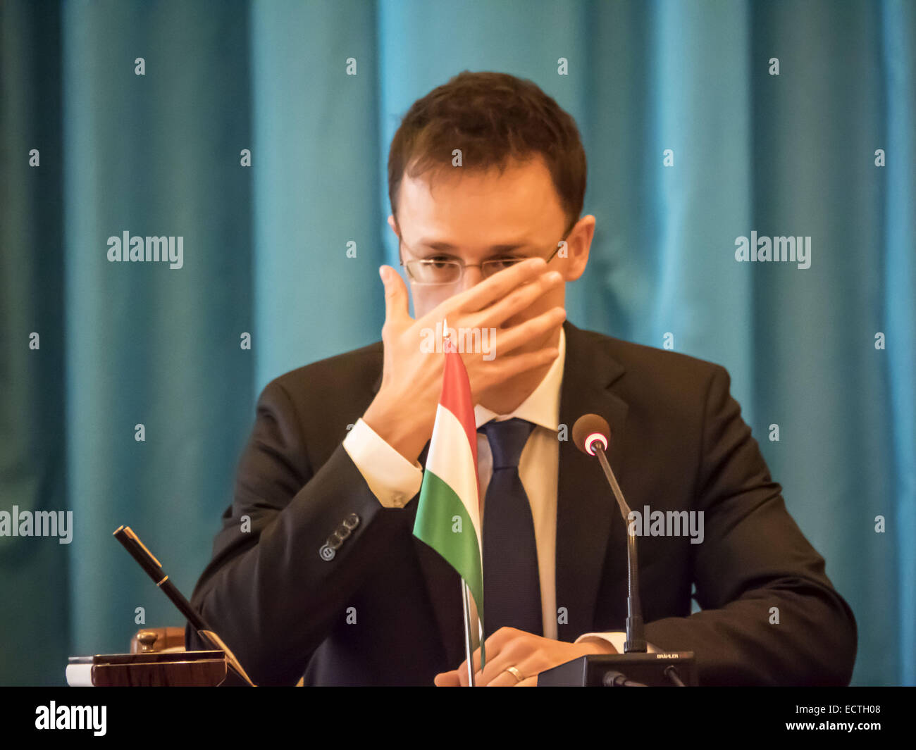 19. Dezember 2014 - Minister für ausländische Wirtschaft und auswärtige Angelegenheiten von Ungarn Peter Siyyarto--19. Dezember, Minister für auswärtige Angelegenheiten der Ukraine Pavlo Klimkin traf sich mit ausländischen Wirtschaftsminister und auswärtige Angelegenheiten von Ungarn Peter Siyyarto ist, wer bei einem Besuch in der Ukraine. Der ungarische Seite bekräftigte seine Unterstützung für die Souveränität und territoriale Integrität der Ukraine ist bereit, volle Unterstützung für die Umsetzung der Strukturreformen in der Ukraine, insbesondere im Bereich der öffentlichen Verwaltung und Dezentralisierung von Macht zu gewähren. © Igor Golovniov/ZUMA Draht/Alamy Live-Nachrichten Stockfoto