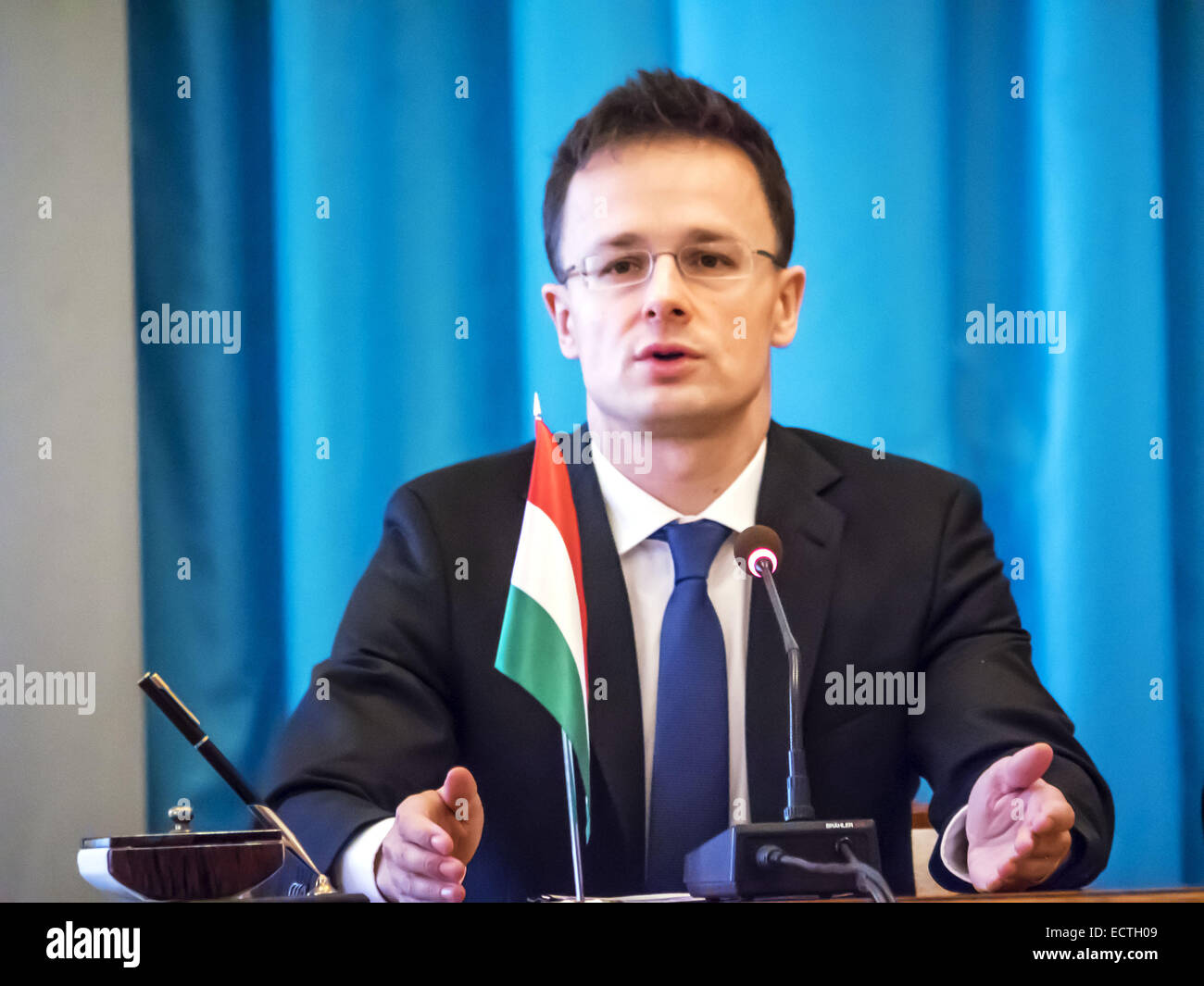 19. Dezember 2014 - Minister für ausländische Wirtschaft und auswärtige Angelegenheiten von Ungarn Peter Siyyarto--19. Dezember, Minister für auswärtige Angelegenheiten der Ukraine Pavlo Klimkin traf sich mit ausländischen Wirtschaftsminister und auswärtige Angelegenheiten von Ungarn Peter Siyyarto ist, wer bei einem Besuch in der Ukraine. Der ungarische Seite bekräftigte seine Unterstützung für die Souveränität und territoriale Integrität der Ukraine ist bereit, volle Unterstützung für die Umsetzung der Strukturreformen in der Ukraine, insbesondere im Bereich der öffentlichen Verwaltung und Dezentralisierung von Macht zu gewähren. © Igor Golovniov/ZUMA Draht/Alamy Live-Nachrichten Stockfoto