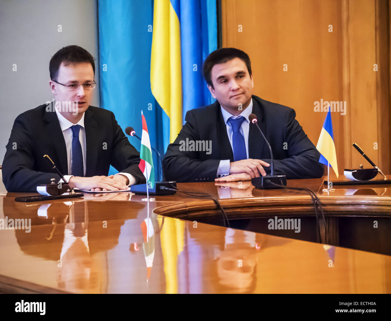 19. Dezember 2014 - Minister für auswärtige Angelegenheiten der Ukraine Pavlo Klimkin und ausländischen Wirtschaftsminister und auswärtige Angelegenheiten von Ungarn Peter Siyyarto--19. Dezember, Minister für auswärtige Angelegenheiten der Ukraine Pavlo Klimkin traf sich mit ausländischen Wirtschaftsminister und auswärtige Angelegenheiten von Ungarn Peter Siyyarto ist, wer bei einem Besuch in der Ukraine. Der ungarische Seite bekräftigte seine Unterstützung für die Souveränität und territoriale Integrität der Ukraine ist bereit, volle Unterstützung für die Umsetzung der Strukturreformen in der Ukraine, insbesondere im Bereich der öffentlichen Verwaltung und Dezentralisierung von Macht zu gewähren. (Kredit-Bild: © Ich Stockfoto