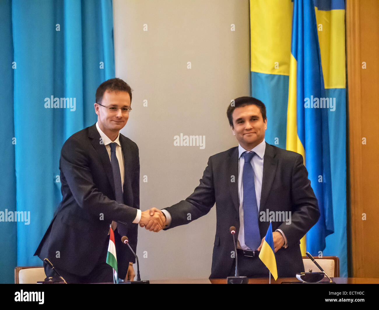 19. Dezember 2014 - Minister für auswärtige Angelegenheiten der Ukraine Pavlo Klimkin und ausländischen Wirtschaftsminister und auswärtige Angelegenheiten von Ungarn Peter Siyyarto--19. Dezember, Minister für auswärtige Angelegenheiten der Ukraine Pavlo Klimkin traf sich mit ausländischen Wirtschaftsminister und auswärtige Angelegenheiten von Ungarn Peter Siyyarto ist, wer bei einem Besuch in der Ukraine. Der ungarische Seite bekräftigte seine Unterstützung für die Souveränität und territoriale Integrität der Ukraine ist bereit, volle Unterstützung für die Umsetzung der Strukturreformen in der Ukraine, insbesondere im Bereich der öffentlichen Verwaltung und Dezentralisierung von Macht zu gewähren. (Kredit-Bild: © Ich Stockfoto