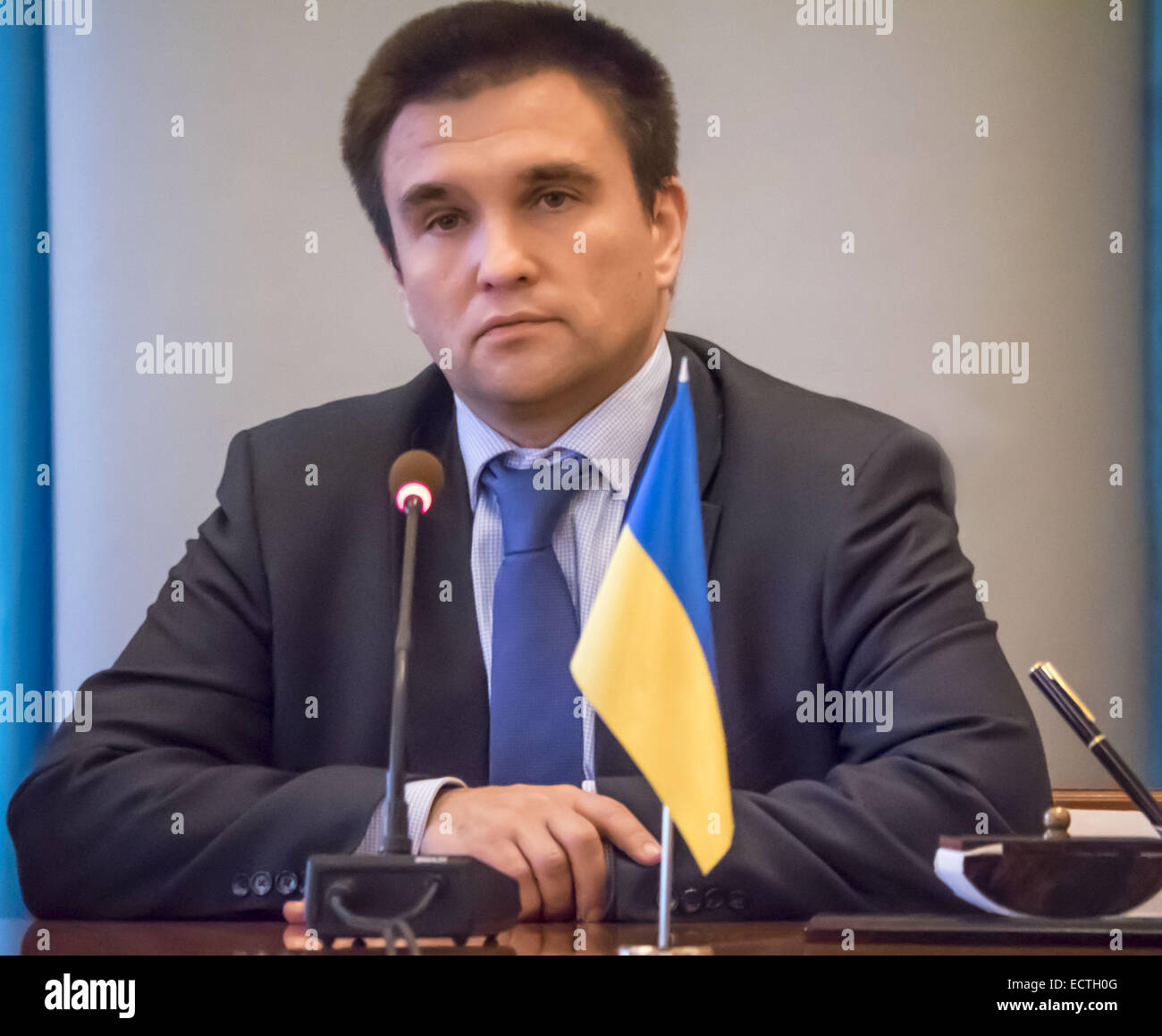 19. Dezember 2014 - Minister für auswärtige Angelegenheiten der Ukraine Pavlo Klimkin--19. Dezember traf Außenminister der Ukraine Pawlo Klimkin mit ausländischen Wirtschaftsminister und auswärtige Angelegenheiten von Ungarn Peter Siyyarto, der bei einem Besuch in der Ukraine ist. Der ungarische Seite bekräftigte seine Unterstützung für die Souveränität und territoriale Integrität der Ukraine ist bereit, volle Unterstützung für die Umsetzung der Strukturreformen in der Ukraine, insbesondere im Bereich der öffentlichen Verwaltung und Dezentralisierung von Macht zu gewähren. © Igor Golovniov/ZUMA Draht/Alamy Live-Nachrichten Stockfoto