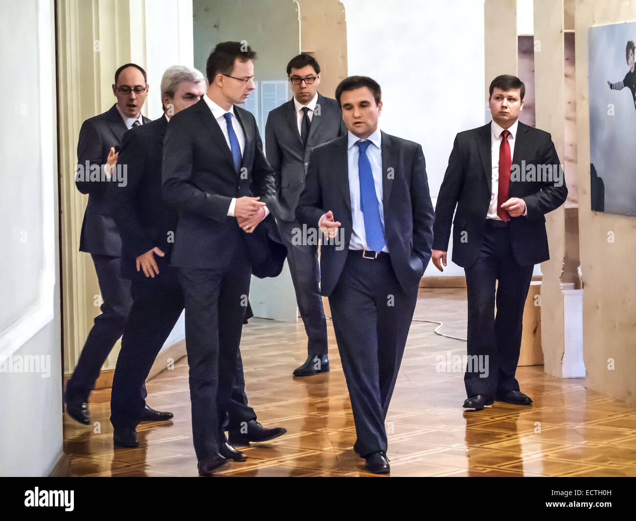 19. Dezember 2014 - Minister für auswärtige Angelegenheiten der Ukraine Pavlo Klimkin und ausländischen Wirtschaftsminister und auswärtige Angelegenheiten von Ungarn Peter Siyyarto--19. Dezember, Minister für auswärtige Angelegenheiten der Ukraine Pavlo Klimkin traf sich mit ausländischen Wirtschaftsminister und auswärtige Angelegenheiten von Ungarn Peter Siyyarto ist, wer bei einem Besuch in der Ukraine. Der ungarische Seite bekräftigte seine Unterstützung für die Souveränität und territoriale Integrität der Ukraine ist bereit, volle Unterstützung für die Umsetzung der Strukturreformen in der Ukraine, insbesondere im Bereich der öffentlichen Verwaltung und Dezentralisierung von Macht zu gewähren. (Kredit-Bild: © Ich Stockfoto