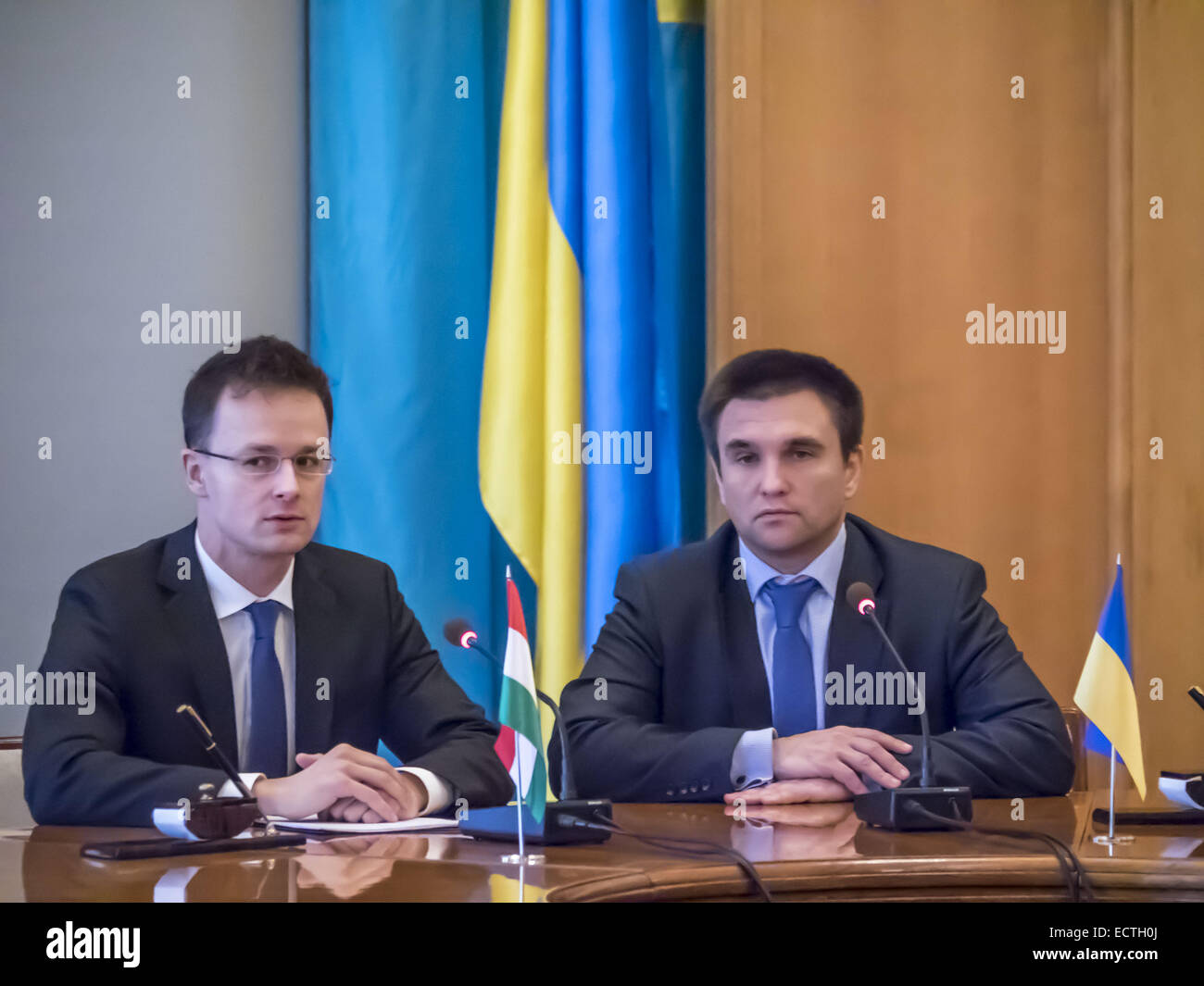 19. Dezember 2014 - Minister für auswärtige Angelegenheiten der Ukraine Pavlo Klimkin und ausländischen Wirtschaftsminister und auswärtige Angelegenheiten von Ungarn Peter Siyyarto--19. Dezember, Minister für auswärtige Angelegenheiten der Ukraine Pavlo Klimkin traf sich mit ausländischen Wirtschaftsminister und auswärtige Angelegenheiten von Ungarn Peter Siyyarto ist, wer bei einem Besuch in der Ukraine. Der ungarische Seite bekräftigte seine Unterstützung für die Souveränität und territoriale Integrität der Ukraine ist bereit, volle Unterstützung für die Umsetzung der Strukturreformen in der Ukraine, insbesondere im Bereich der öffentlichen Verwaltung und Dezentralisierung von Macht zu gewähren. (Kredit-Bild: © Ich Stockfoto