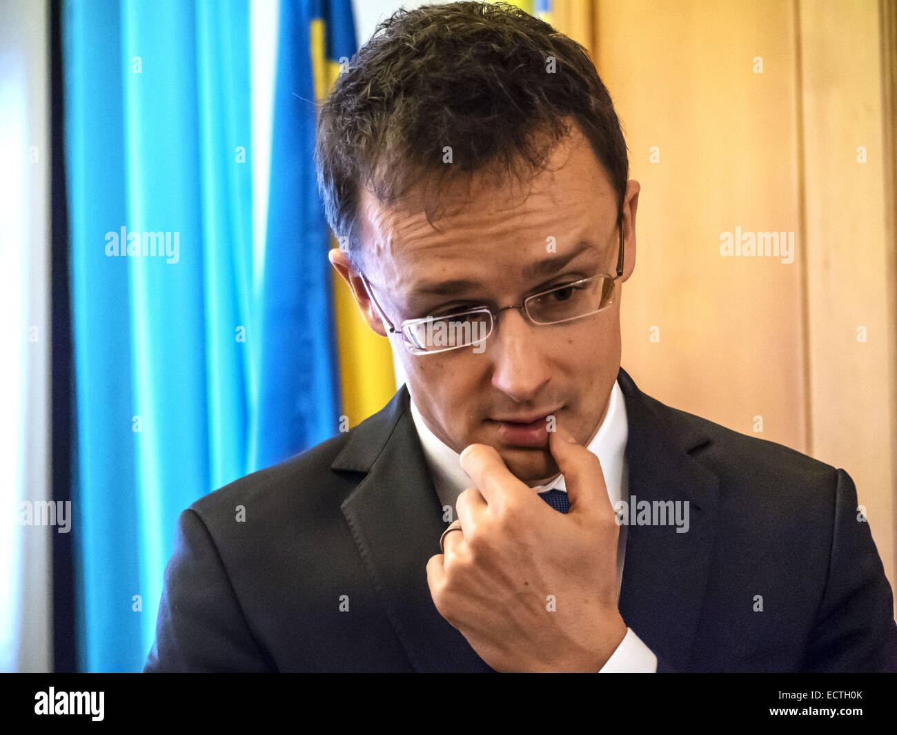 19. Dezember 2014 - Minister für ausländische Wirtschaft und auswärtige Angelegenheiten von Ungarn Peter Siyyarto--19. Dezember, Minister für auswärtige Angelegenheiten der Ukraine Pavlo Klimkin traf sich mit ausländischen Wirtschaftsminister und auswärtige Angelegenheiten von Ungarn Peter Siyyarto ist, wer bei einem Besuch in der Ukraine. Der ungarische Seite bekräftigte seine Unterstützung für die Souveränität und territoriale Integrität der Ukraine ist bereit, volle Unterstützung für die Umsetzung der Strukturreformen in der Ukraine, insbesondere im Bereich der öffentlichen Verwaltung und Dezentralisierung von Macht zu gewähren. © Igor Golovniov/ZUMA Draht/Alamy Live-Nachrichten Stockfoto