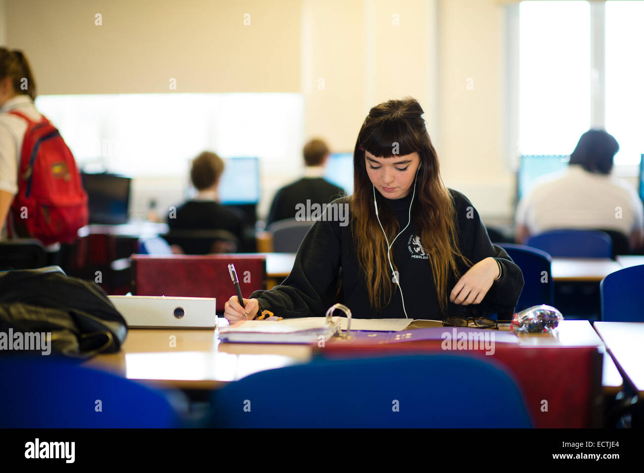 Höhere Schulbildung Wales UK: eine 6. Form Jahr 13 weiblichen Studentinnen in ihrer gemeinsamen Raum dabei unabhängige Studie arbeiten zwischen Klassen Stockfoto