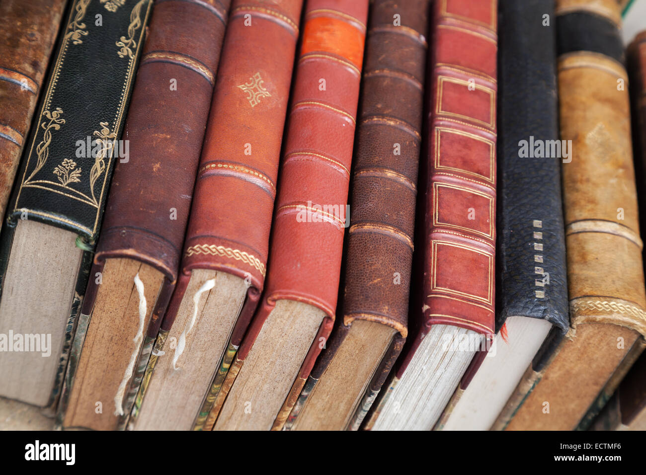 Alte Bücher mit bunten Lederbezüge lag auf den Markt-Zähler Stockfoto
