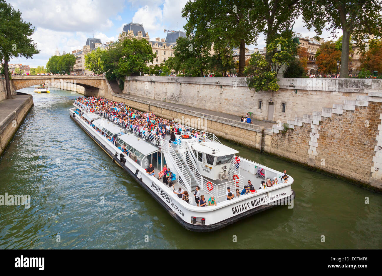 Paris, Frankreich - 11. August 2014: Weiße touristische Passagierschiff von Bateaux-Mouches betrieben geht auf Seine in der Nähe von Website-Insel Stockfoto