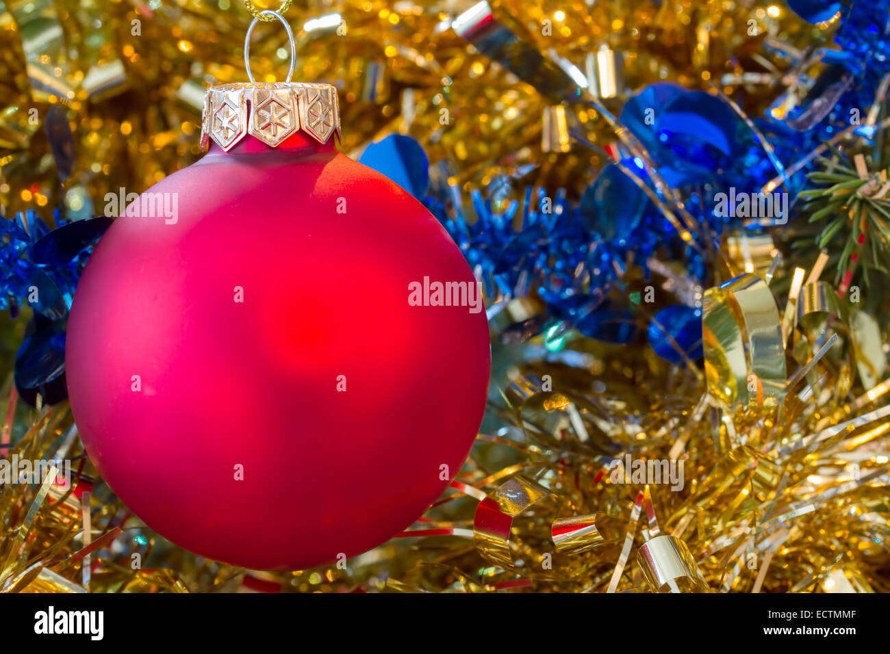 Rote von Weihnachtskugel mit Lametta Stockfoto