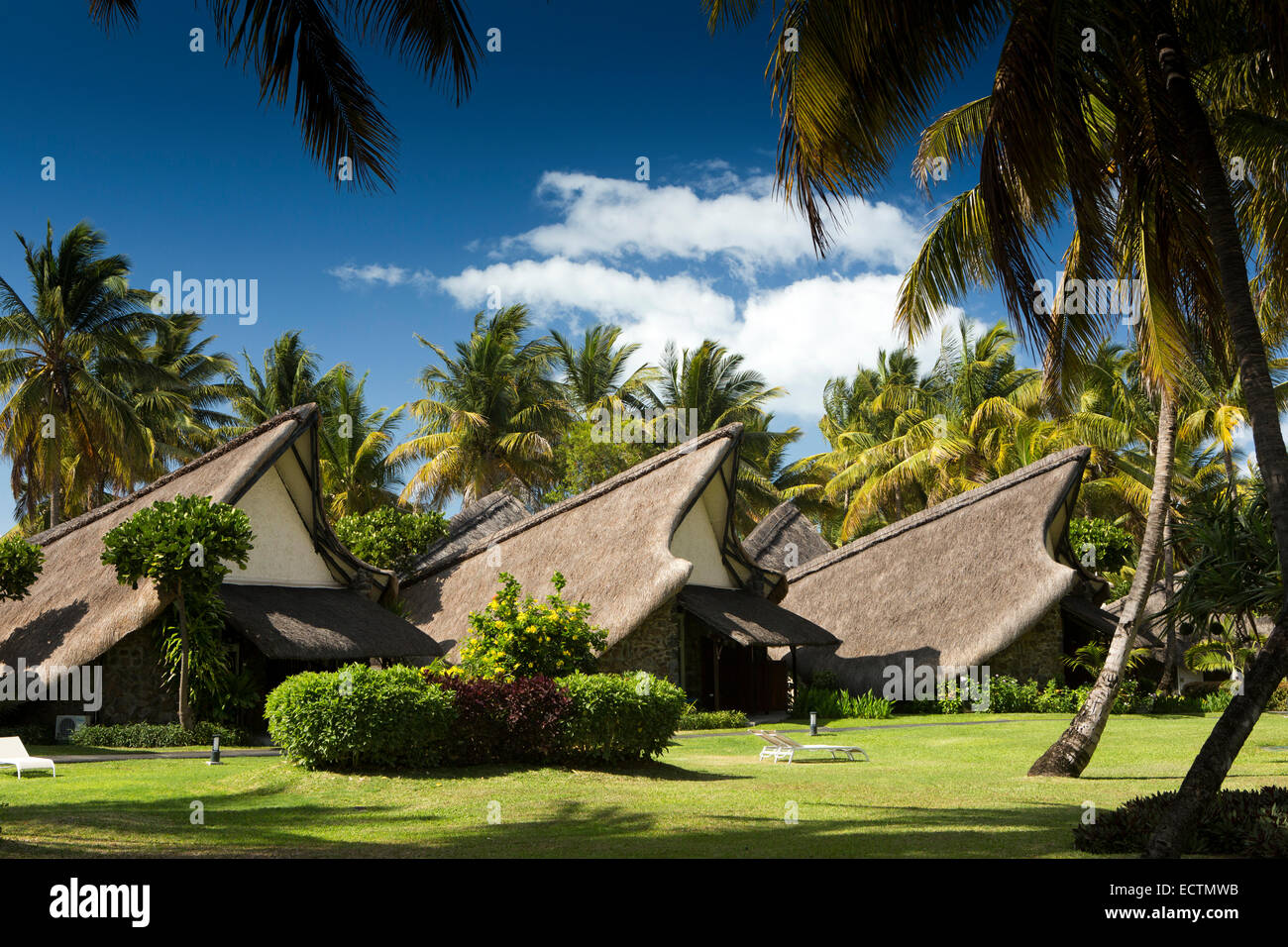 Mauritius, Flic En Flac, La Pirogue Hotel, strohgedeckten, Boot-förmigen Zimmer im tropischen Garten Stockfoto