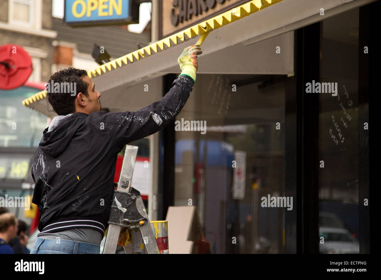 LONDON - 25. NOVEMBER: Unidentifies Handwerker malen das äußere eines Ladens am 25. November 2014, in London, England, UK Stockfoto