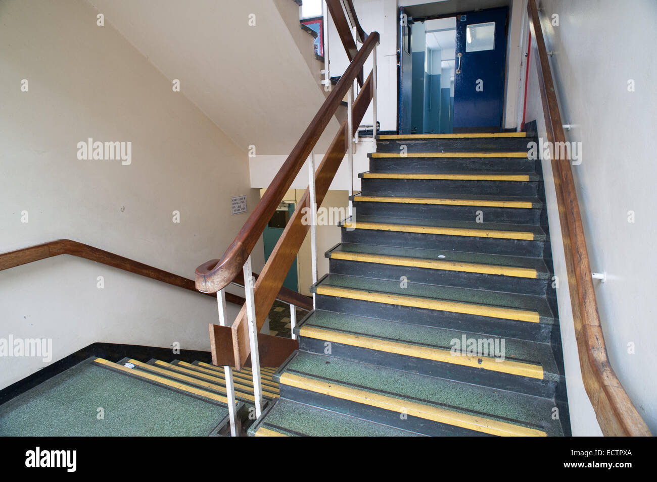 Eine Treppe in Teddington Schule, eine staatliche Schule in den 1970er Jahren gebaut. Es seitdem abgerissen. Stockfoto