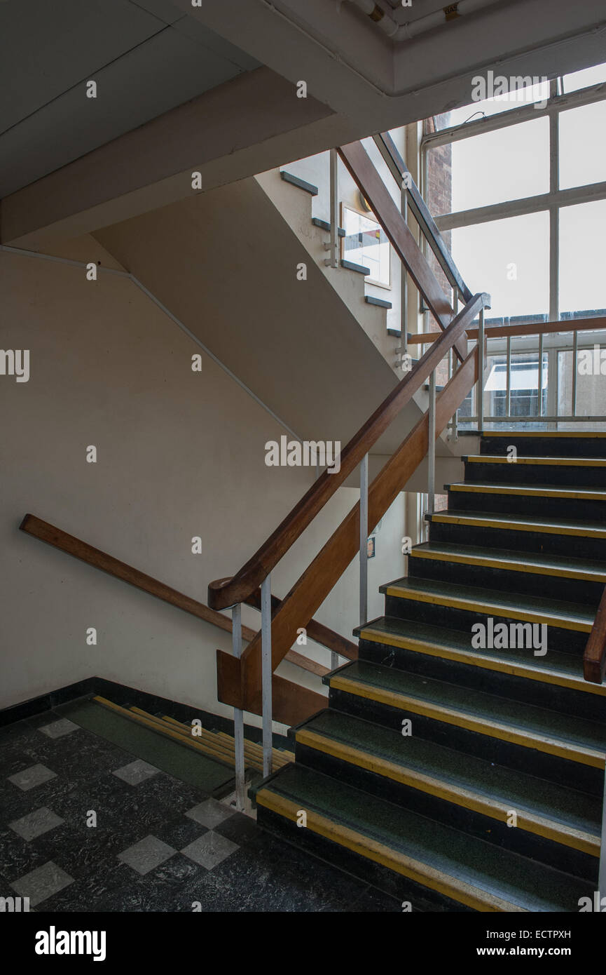 Eine Treppe in Teddington Schule, eine staatliche Schule in den 1970er Jahren gebaut. Es seitdem abgerissen. Stockfoto