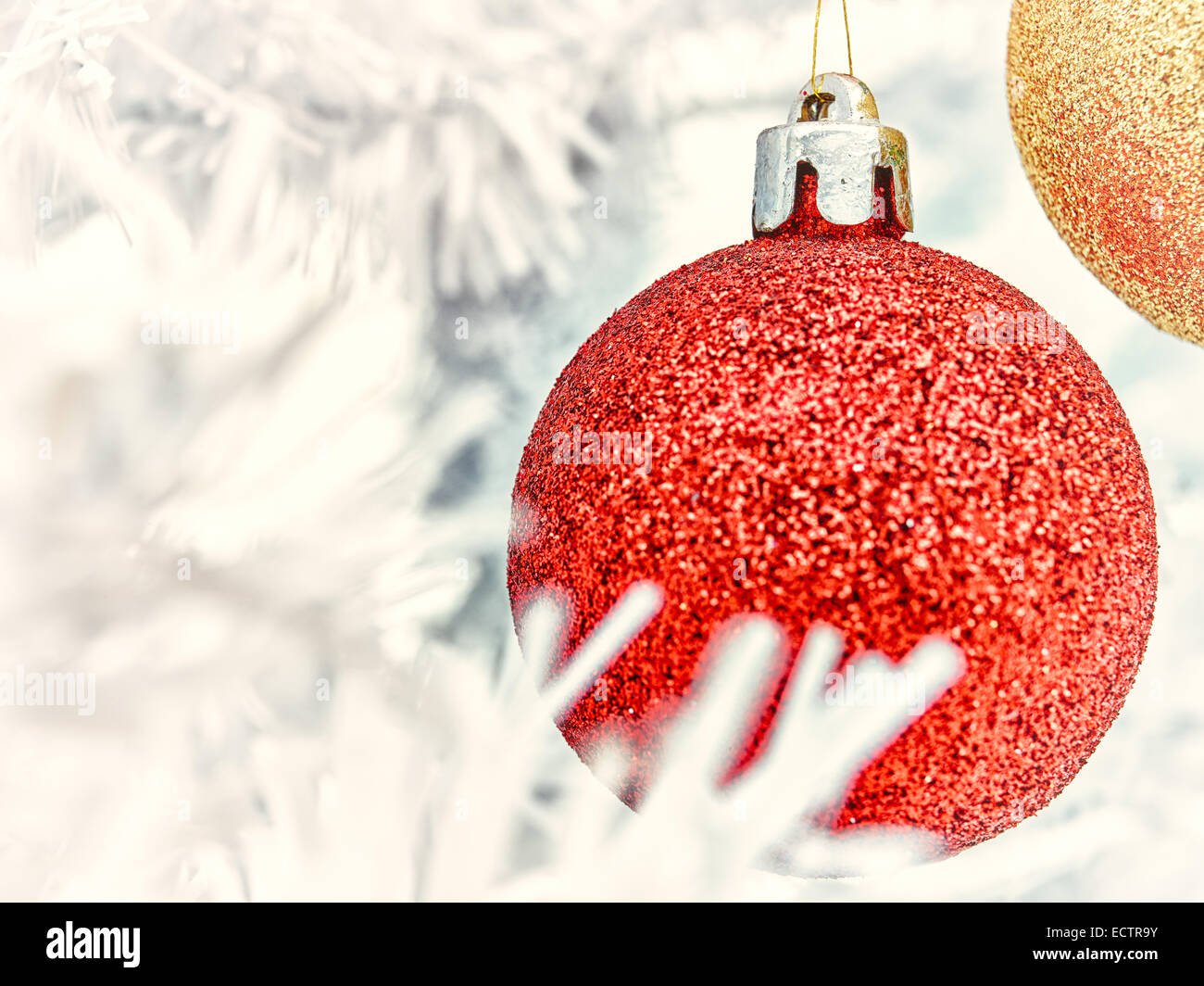 Rote und goldene Kugeln schmückt den weißen Weihnachtsbaum - Jahrgang getönt Stockfoto