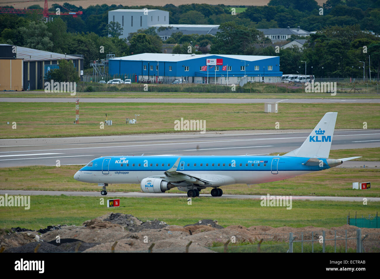 KLM Cityhopper Embraer 190STD (ERJ-190-100STD) bereitet sich Aberdeen Airport für Scipol Amsterdam fahren / SCO 9373. Stockfoto