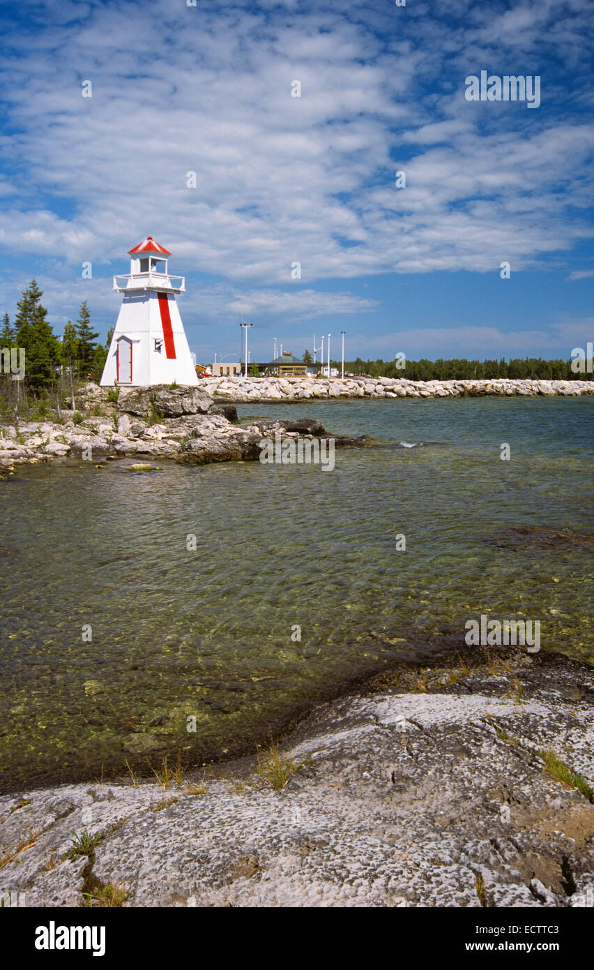 Große Badewanne Hafen Leuchtturm in Tobermory, Ontario, Kanada. Stockfoto Große Badewanne Hafen Leuchtturm in Tobermory, Ontario, Kanada. Stockfoto