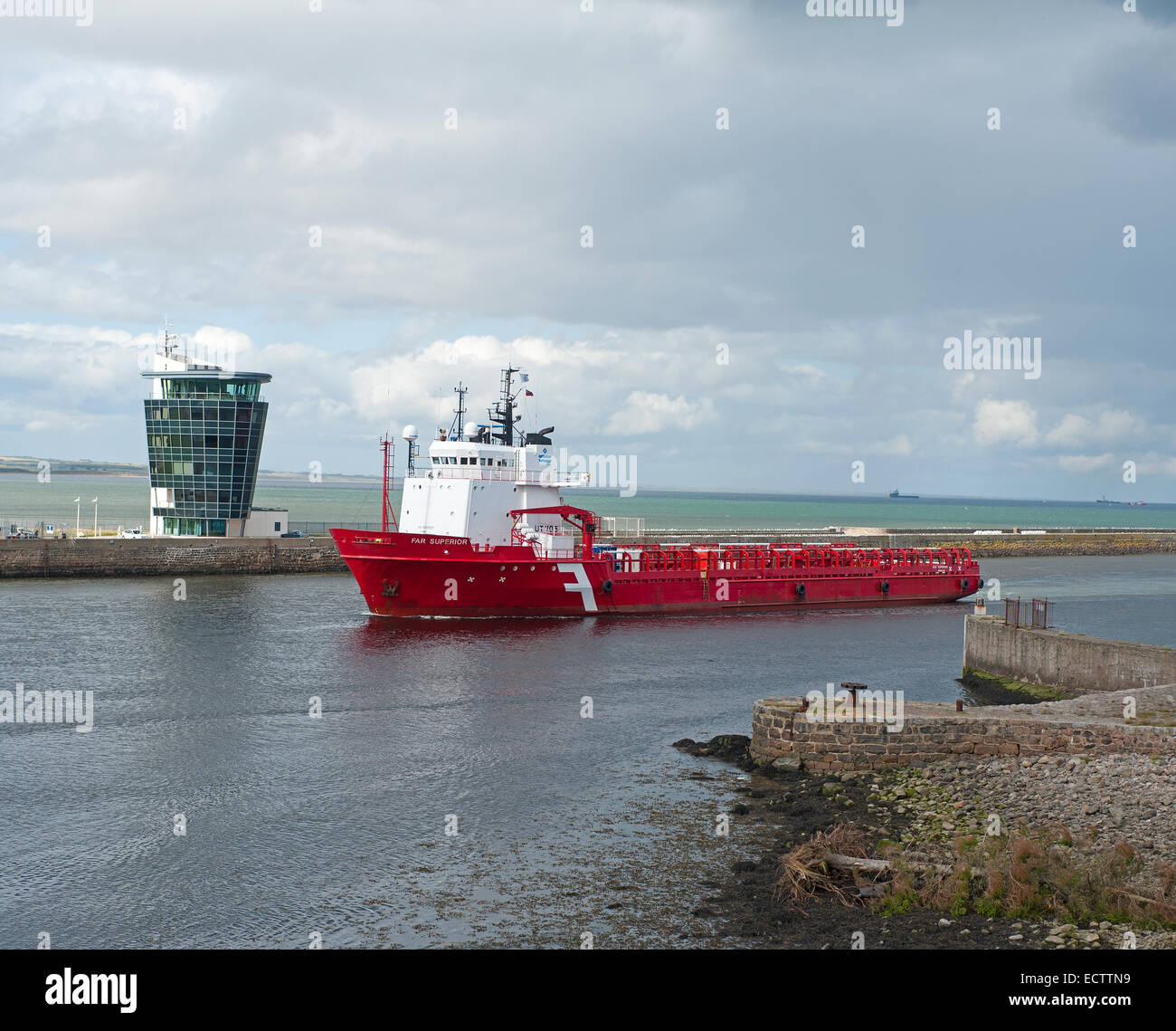 Der Norweger gebaut Nordsee Versorgungsschiff "Weit überlegen" Rückkehr in den Hafen in Aberdeen.  SCO 9379. Stockfoto