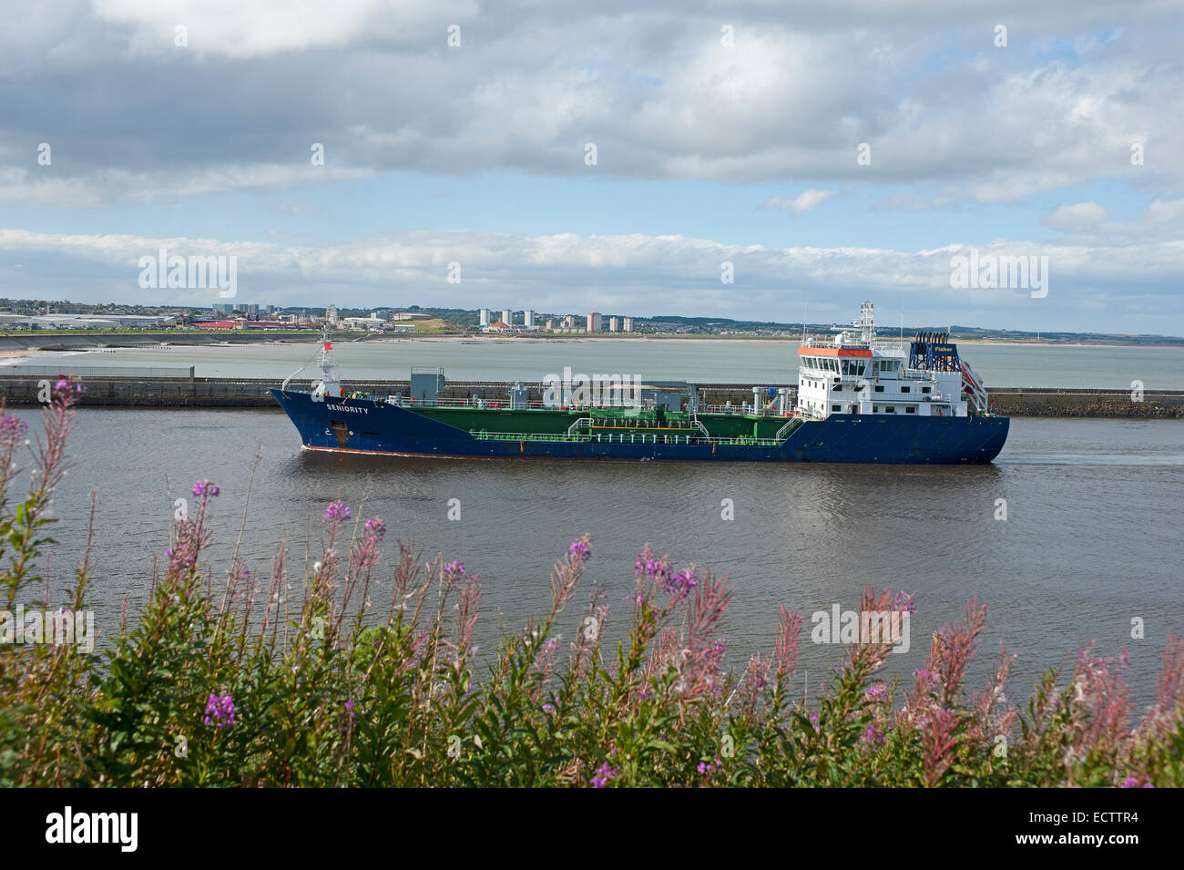 Im Vereinigten Königreich registriert Öl chemische Tanker Dienstalter betreten den Fluss Dee Aberdeen Hafen nähert.  SCO 9381. Stockfoto