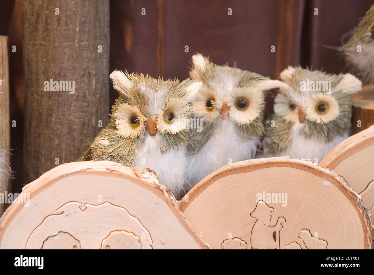 Festliche natürliche Eule Tabelle Ornamente Stockfoto