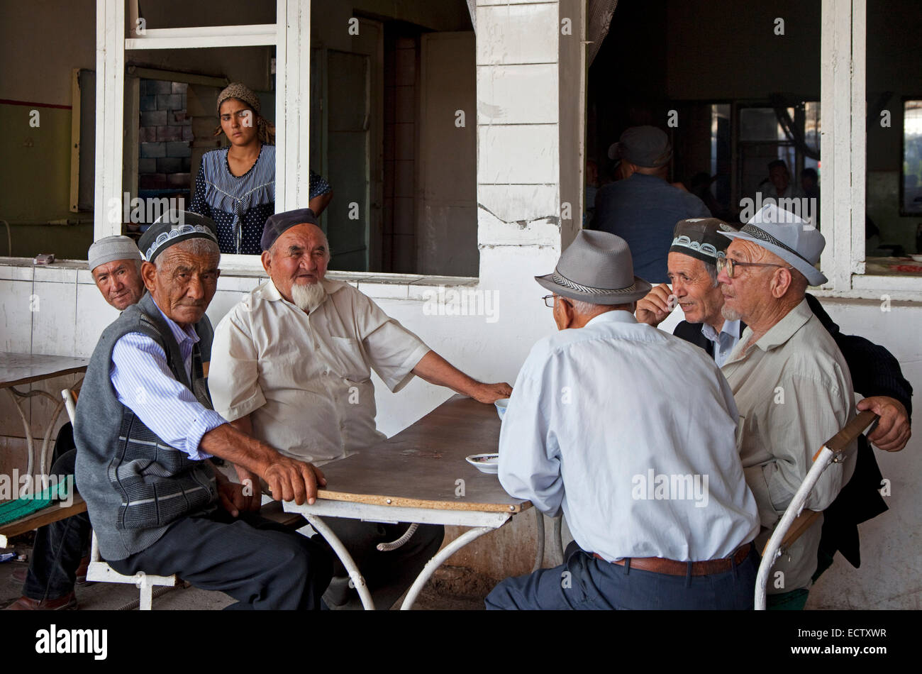 Kirgisische ältere Männer tragen traditionelle Tubeteikas in Osch, Kirgisistan Stockfoto