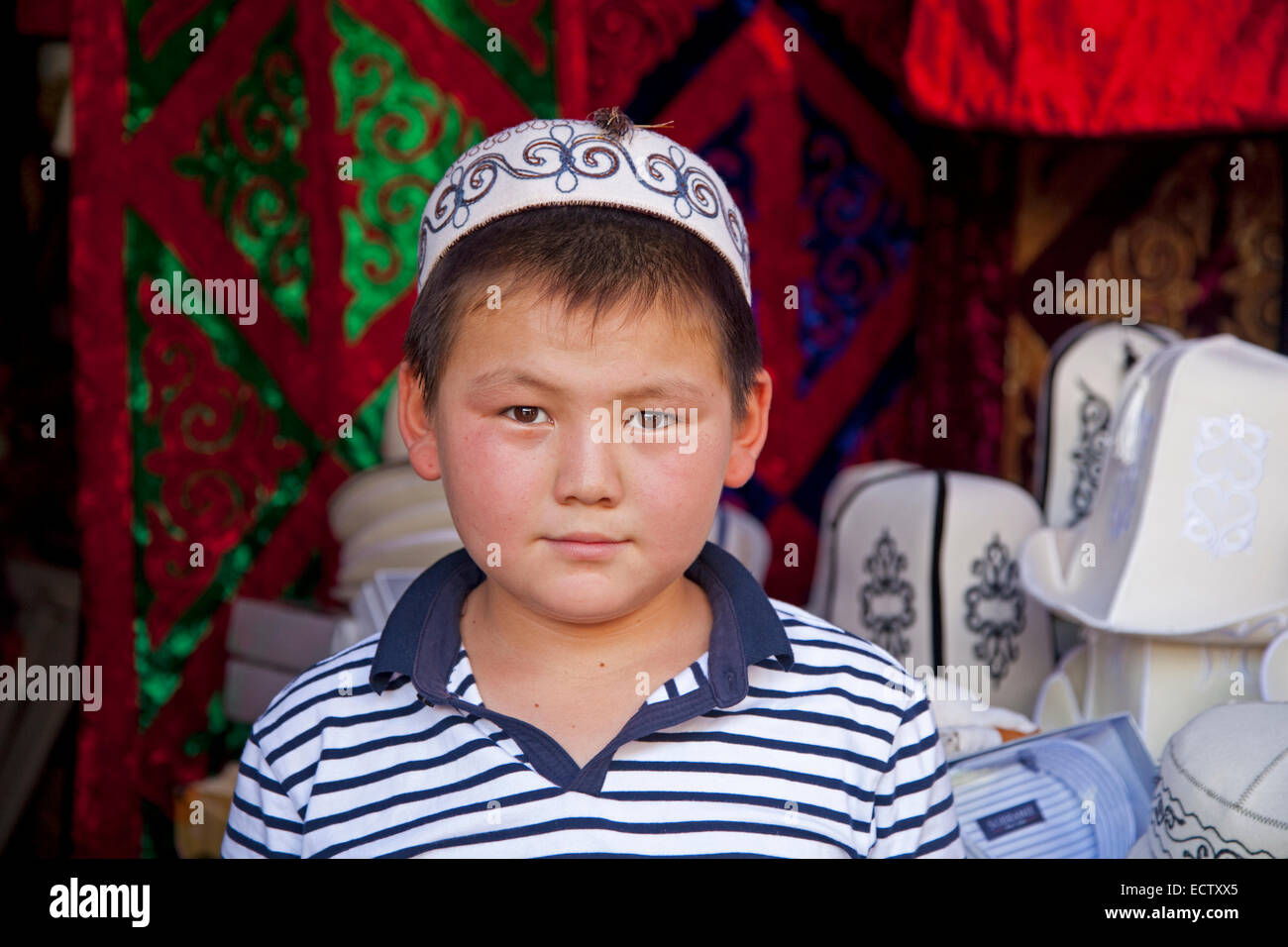 Kirgisische junge tragen traditionelle Tubeteika am Markt in Osch, Kirgisistan Stockfoto