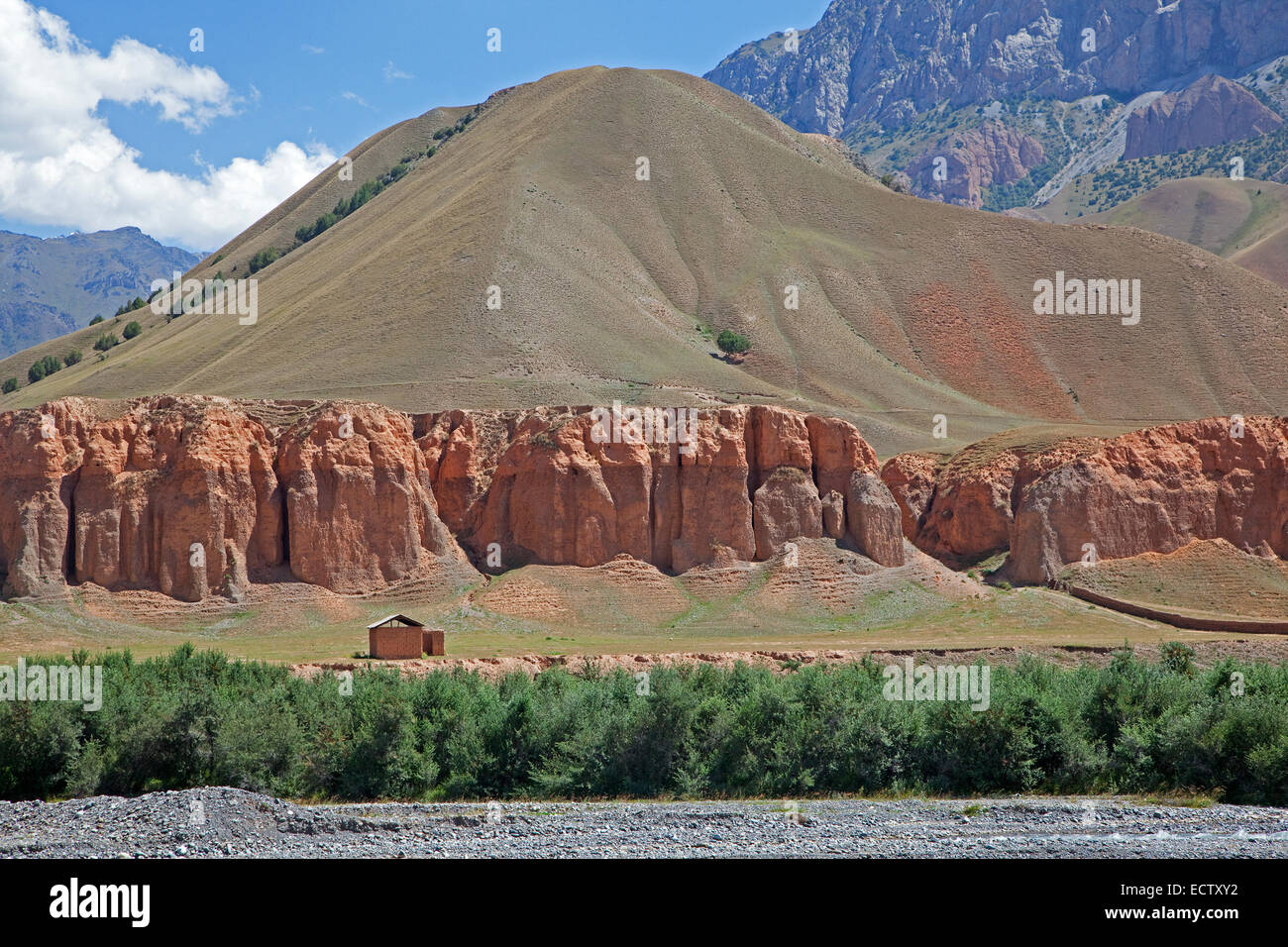 Roter Sandstein-Formationen in den Bergen der Provinz Osch, Kirgisistan Stockfoto