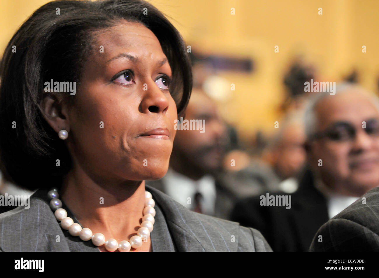 Michelle Obama hört sich Barack Obama hält eine Rede über Rasse und Politik in PHiladelphia, März 2008. Stockfoto