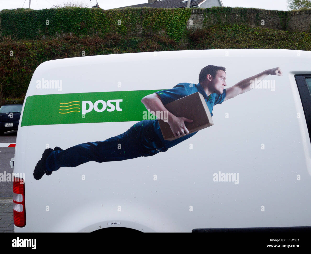 Melden Sie sich auf der Seite eine irische Post van in Kinsale, County Cork, Irland. Stockfoto