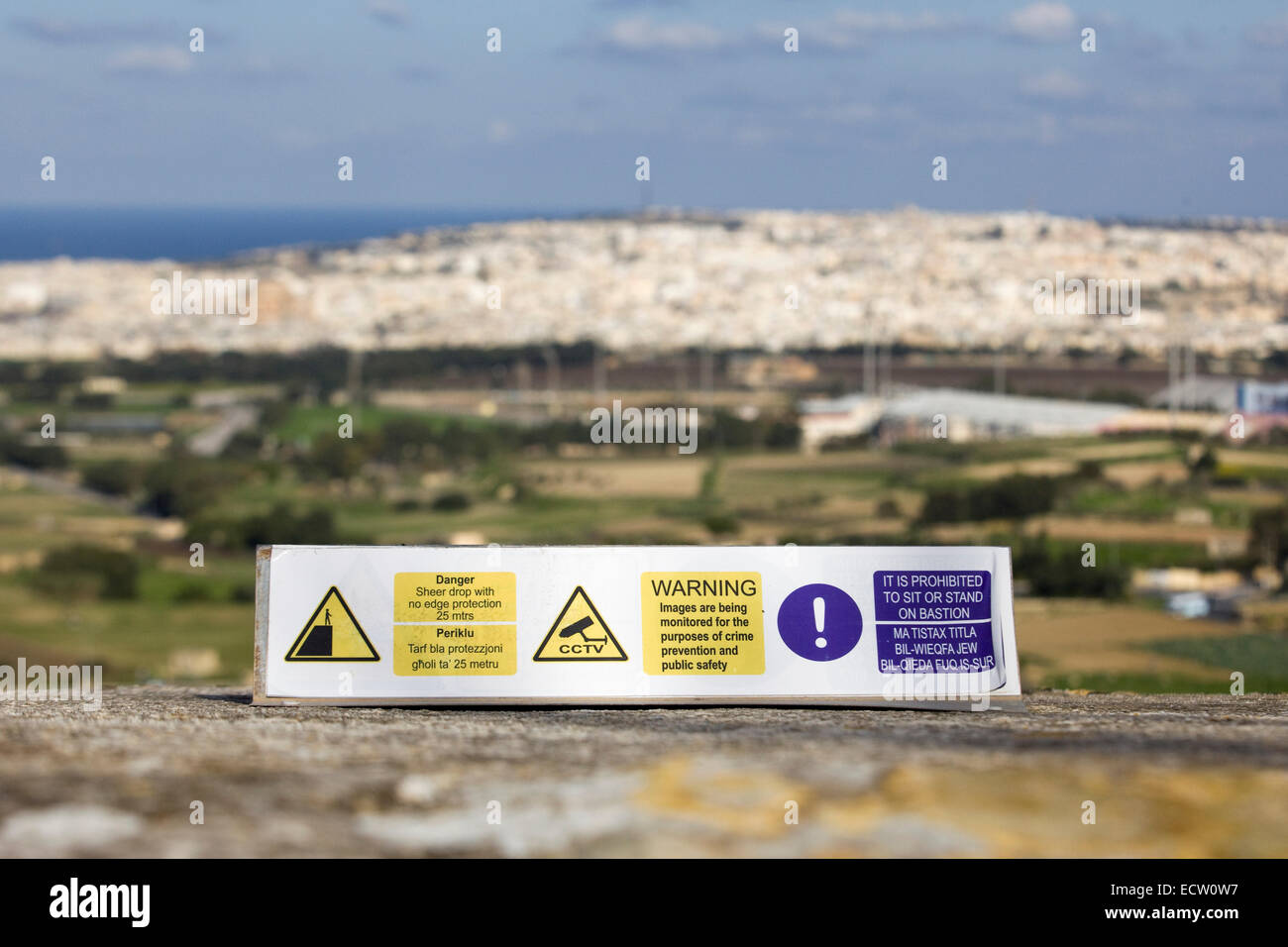 Schild Warnung öffentliche Gefahr einer steilen Drop Stockfoto