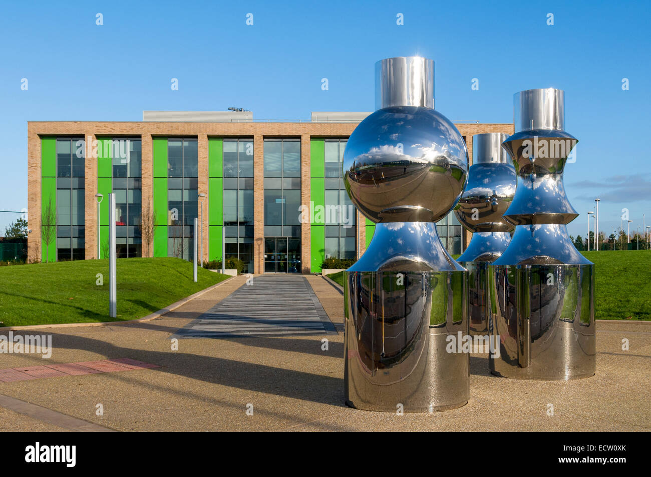 Dad es Halo-Effekt, eine Skulptur von Ryan Gander, außerhalb der Connell Sixth Form College, Alan Turing Weg, Beswick, Manchester, UK Stockfoto