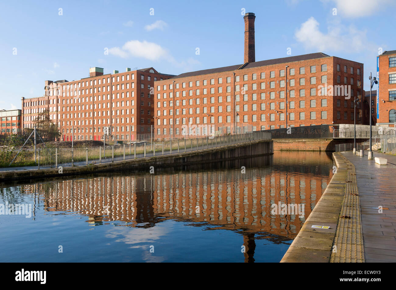 Cotton Field Park Marina mit Murrays Mills, ehemaligen Baumwollmühlen, dahinter. Redhill Street, Ancoats, Manchester, England, Großbritannien Stockfoto