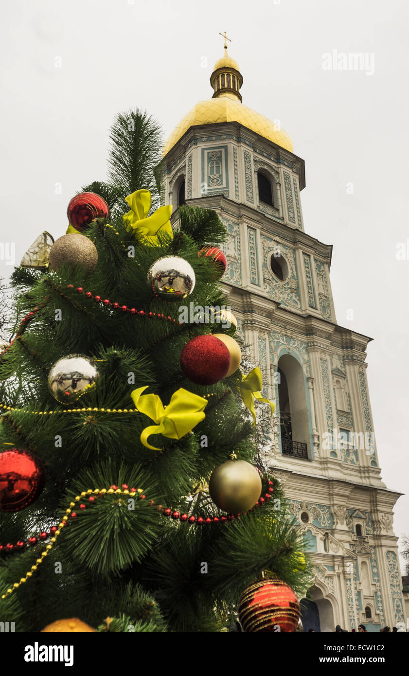 Weihnachtsbaum auf dem Hintergrund der Glocke St. 19. Dezember 2014. Sophia - Weihnachtsmarkt auf dem Marktplatz in der Nähe von St. Sophia © Igor Golovniov/ZUMA Draht/Alamy Live News Stockfoto