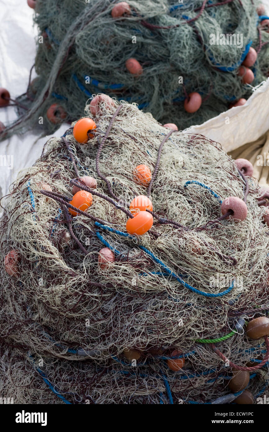 Nylon-Fischernetz mit Schwimmer Linie an kleinen Schwimmern aus Kunststoff  befestigt Stockfotografie - Alamy