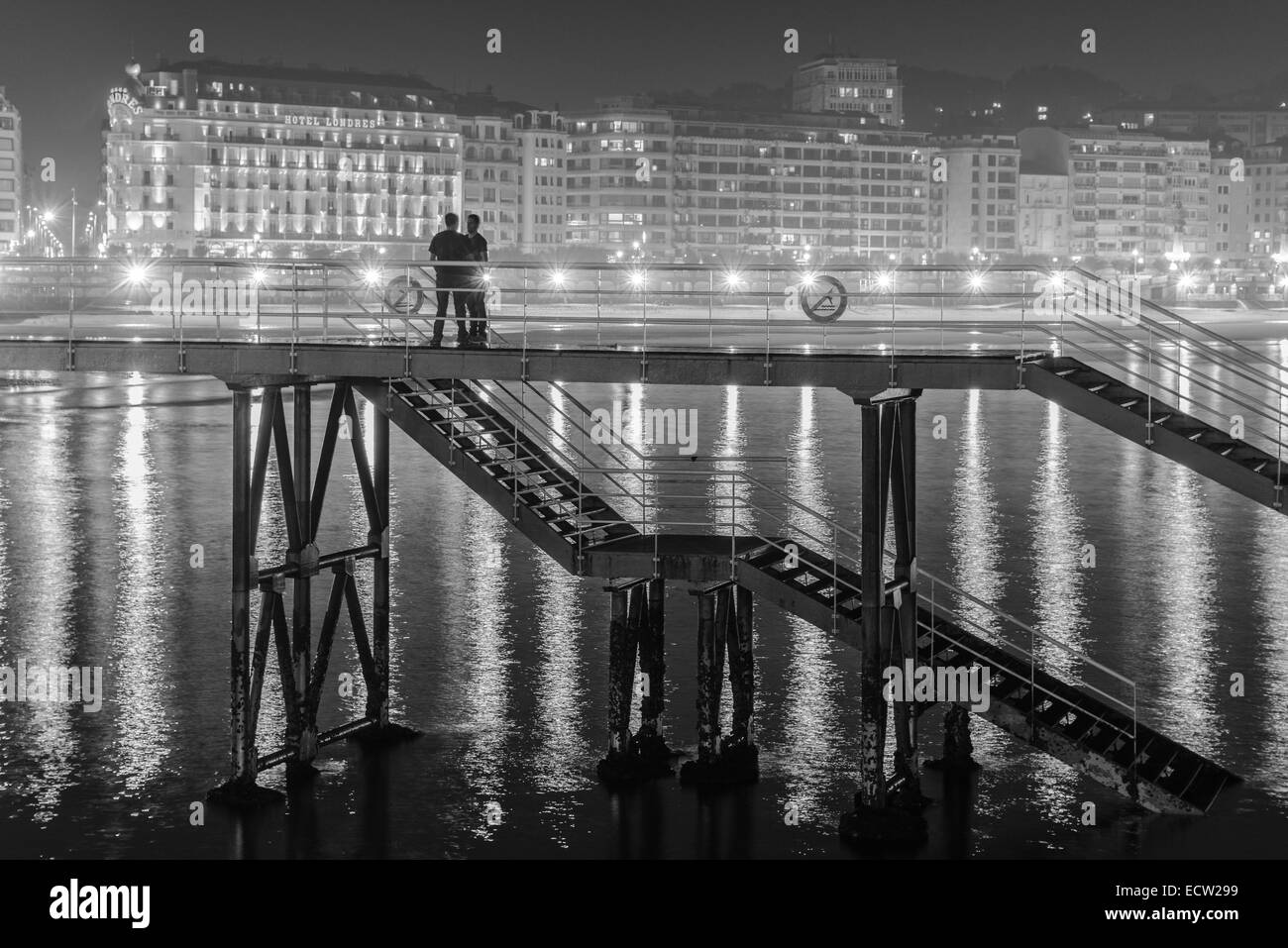 Hafen der alten Stadt von San Sebastián Angeln nachts. Donostia, Baskenland, Spanien Stockfoto