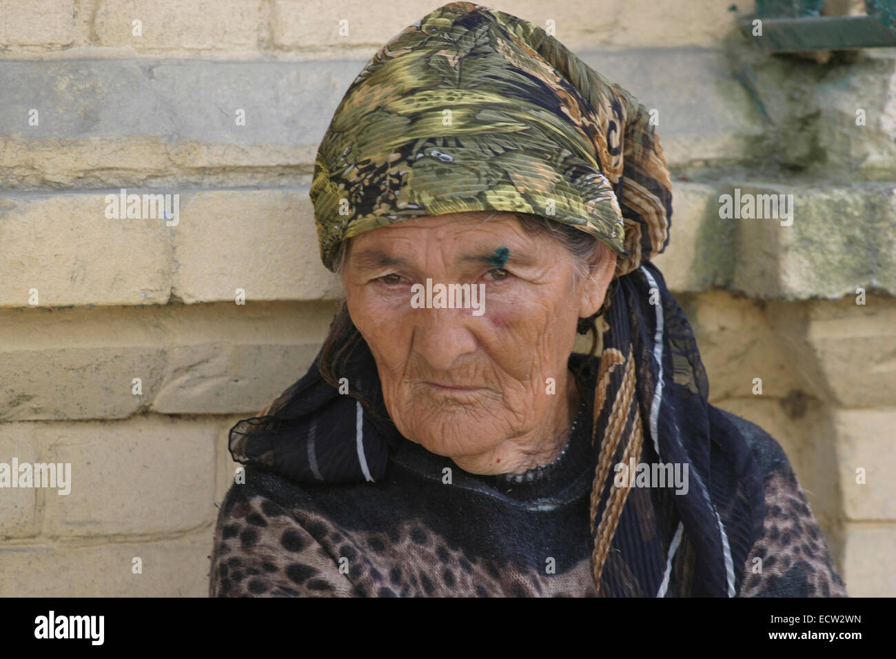Alte Frau im Dorf Germenchuk in Chechnya, Russland Stockfoto