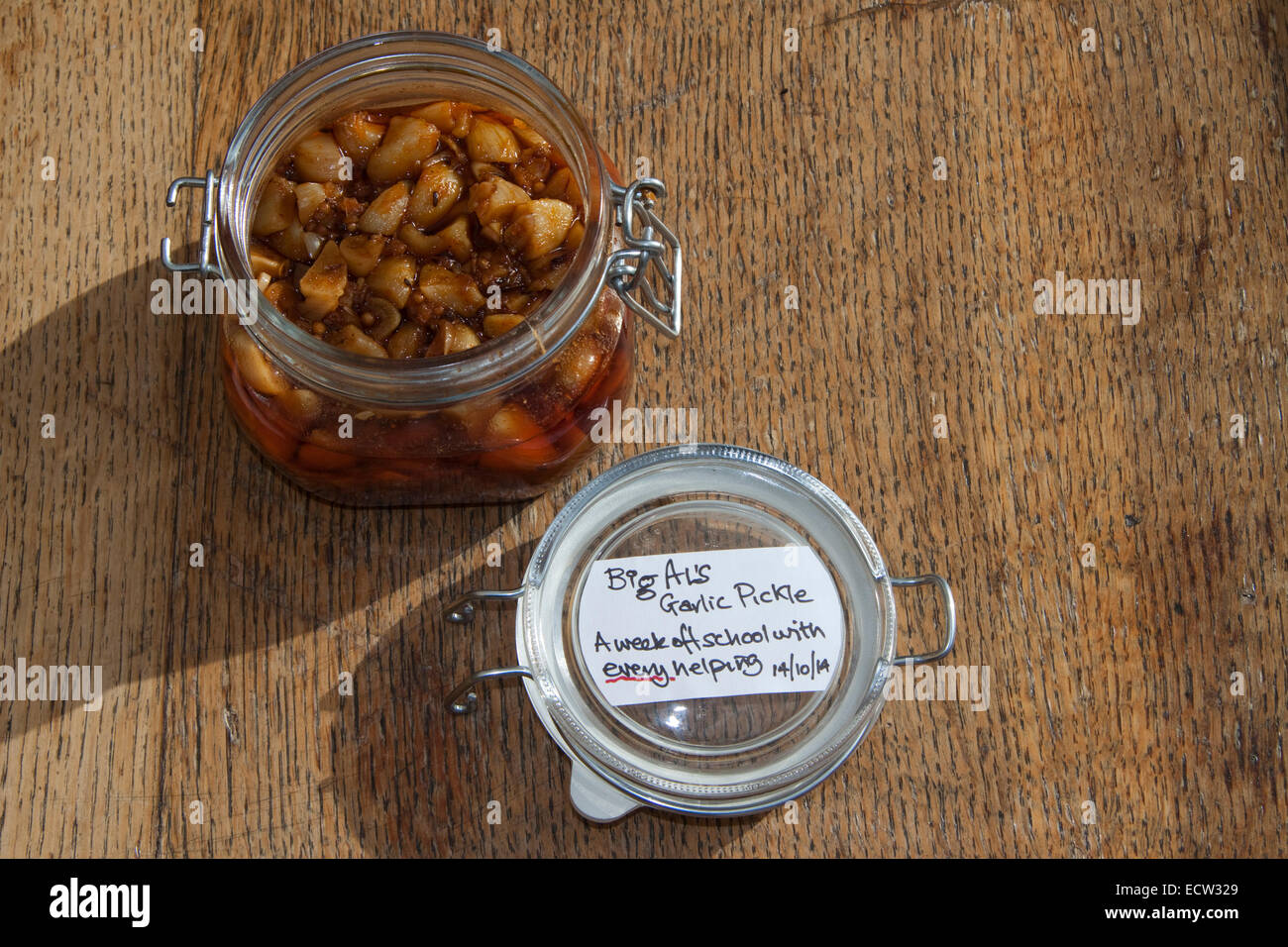 Big Al  Knoblauch-Pickle ist Eine Woche außerhalb der Schule mit jeder Hilfe. Stockfoto