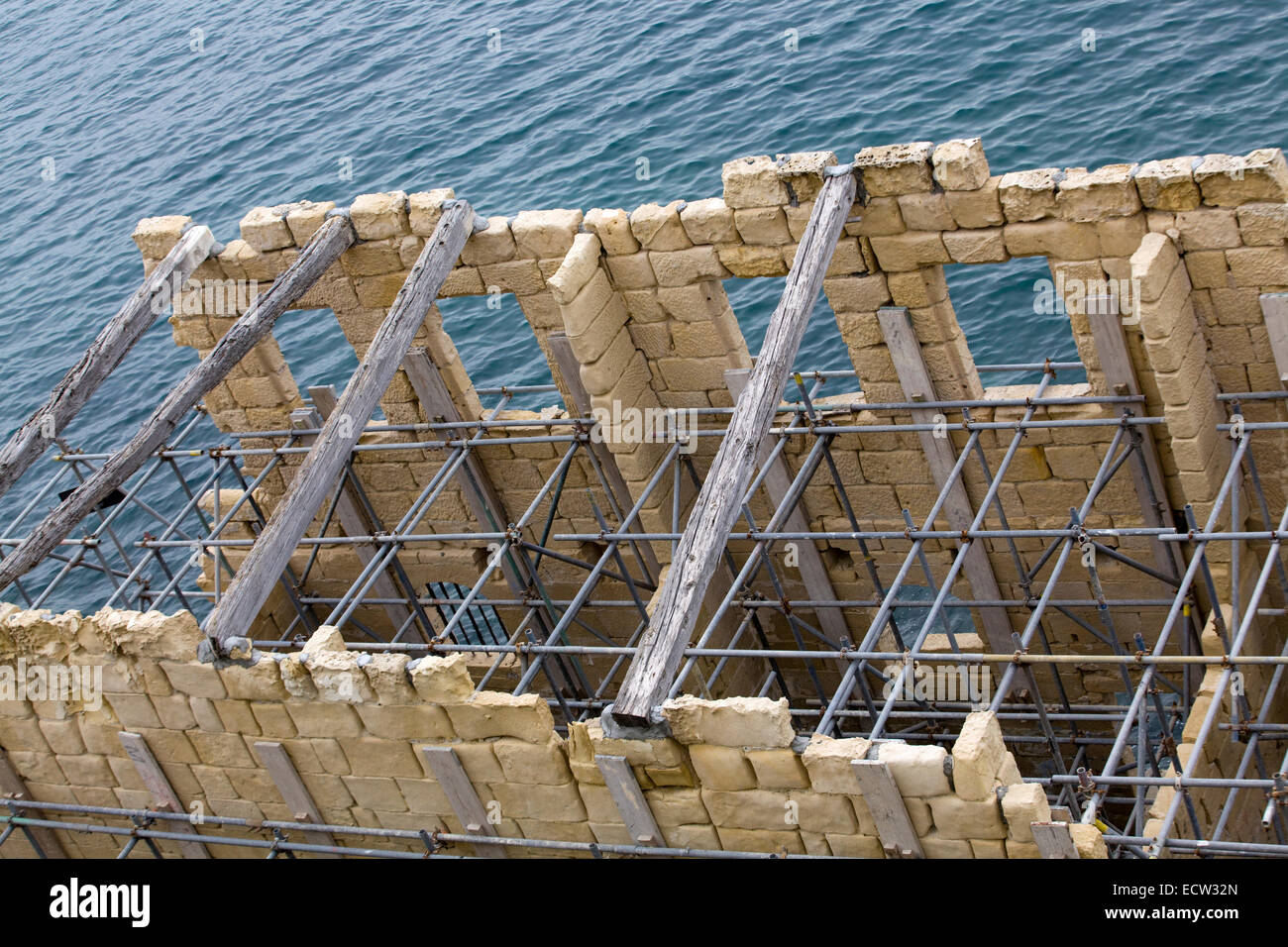 Gerüst auf einer Steinbrücke über den Ozean Stockfoto