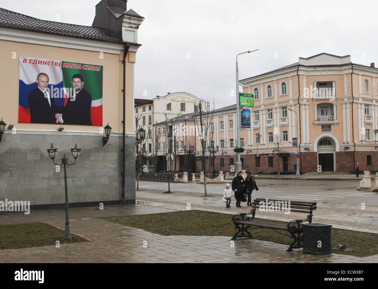 Ein Porträt des russischen Präsidenten (dann Premierminister) Vladimir Putin und tschetschenischen Präsidenten Ramzan Kadyrov an einem Gebäude in der ehemaligen Sieg Avenue, im Zentrum der tschetschenischen Hauptstadt Grosny, Russland Putin Avenue. Es ist die Hauptstraße von Grosny und durchlief eine wahre metamorphose in den letzten Jahren, im folgenden insgesamt fast Zerstörung während zwei Kriege. Stockfoto