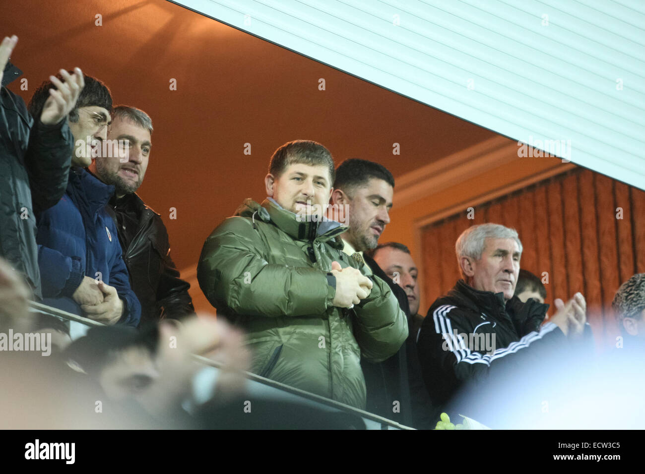Tschetschenischen Präsidenten Ramzan Kadyrov Teilnahme an einem Fußballspiel zwischen FC Terek Grosny und FC Zenit in Grosny Stockfoto