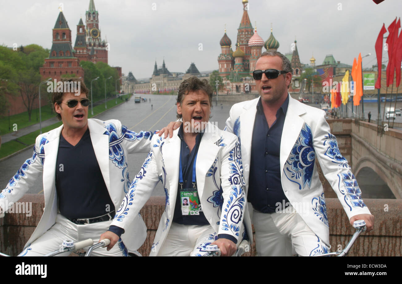 Niederländische Musikgruppe The Topper mit dem Fahrrad in der Nähe von Kreml und dem Roten Platz in Moskau. 2005 gegründet, vertreten die Gruppe die Niederlande beim Eurovision Song Contest, in Moskau im Jahr 2009 statt. Stockfoto