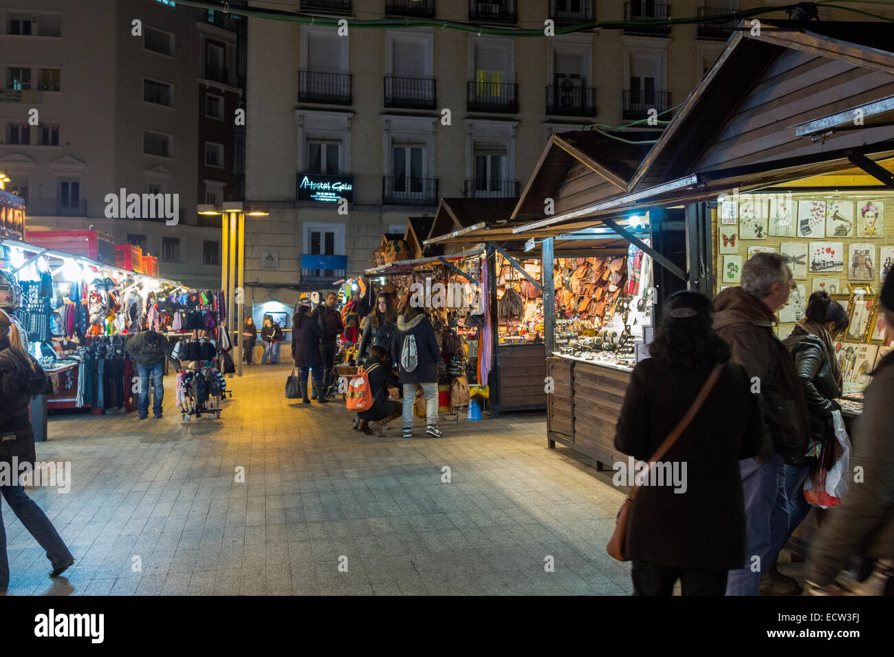 MADRID, Spanien - Dezember 18: Verkauf aller Arten von Elementen auf dem Weihnachtsmarkt in der Stadt 18. Dezember 2014 in Madrid Spanien Stockfoto